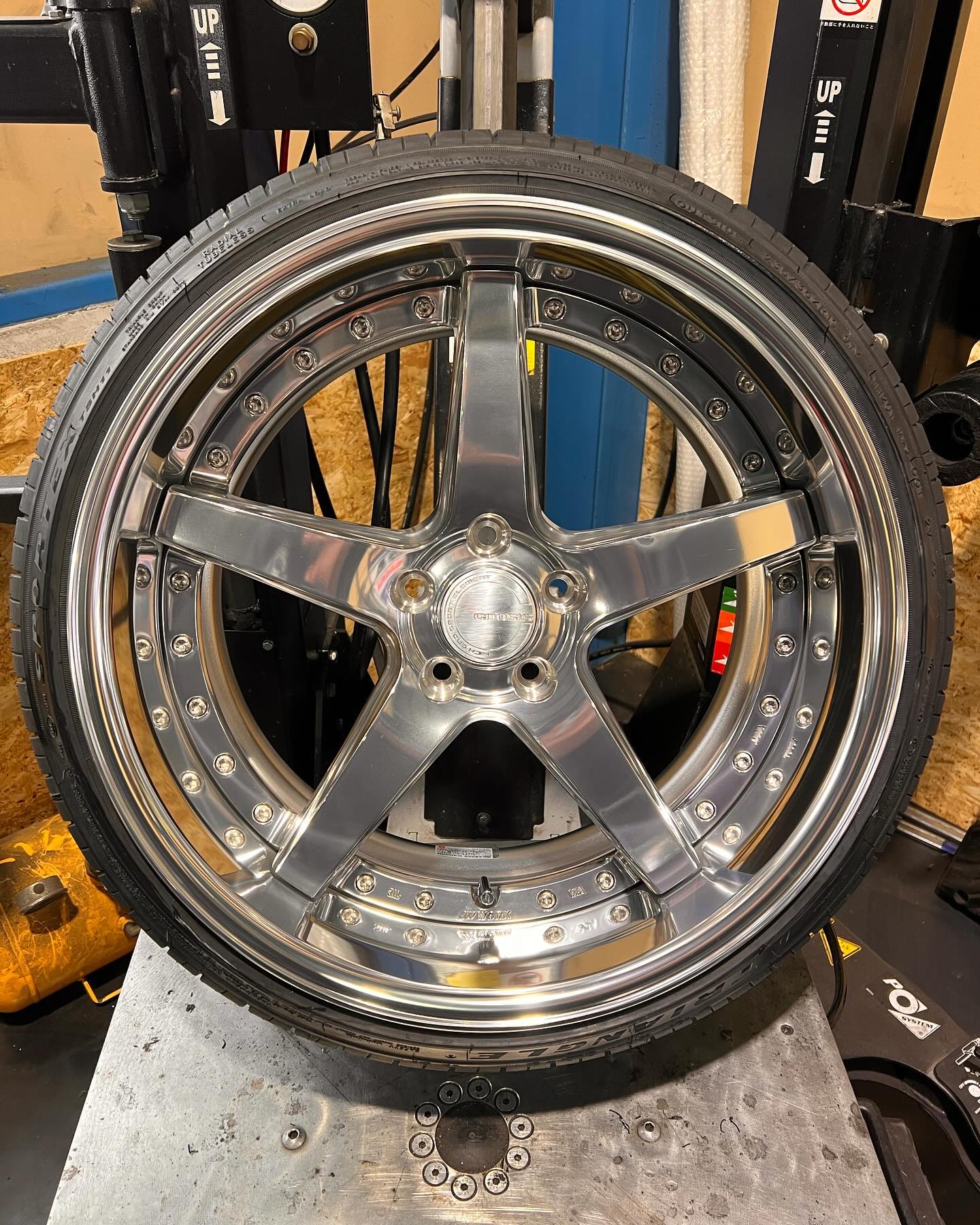 19インチ 10J 235/35R19 ホイール装着例 - CARSERVICE GRAVITY