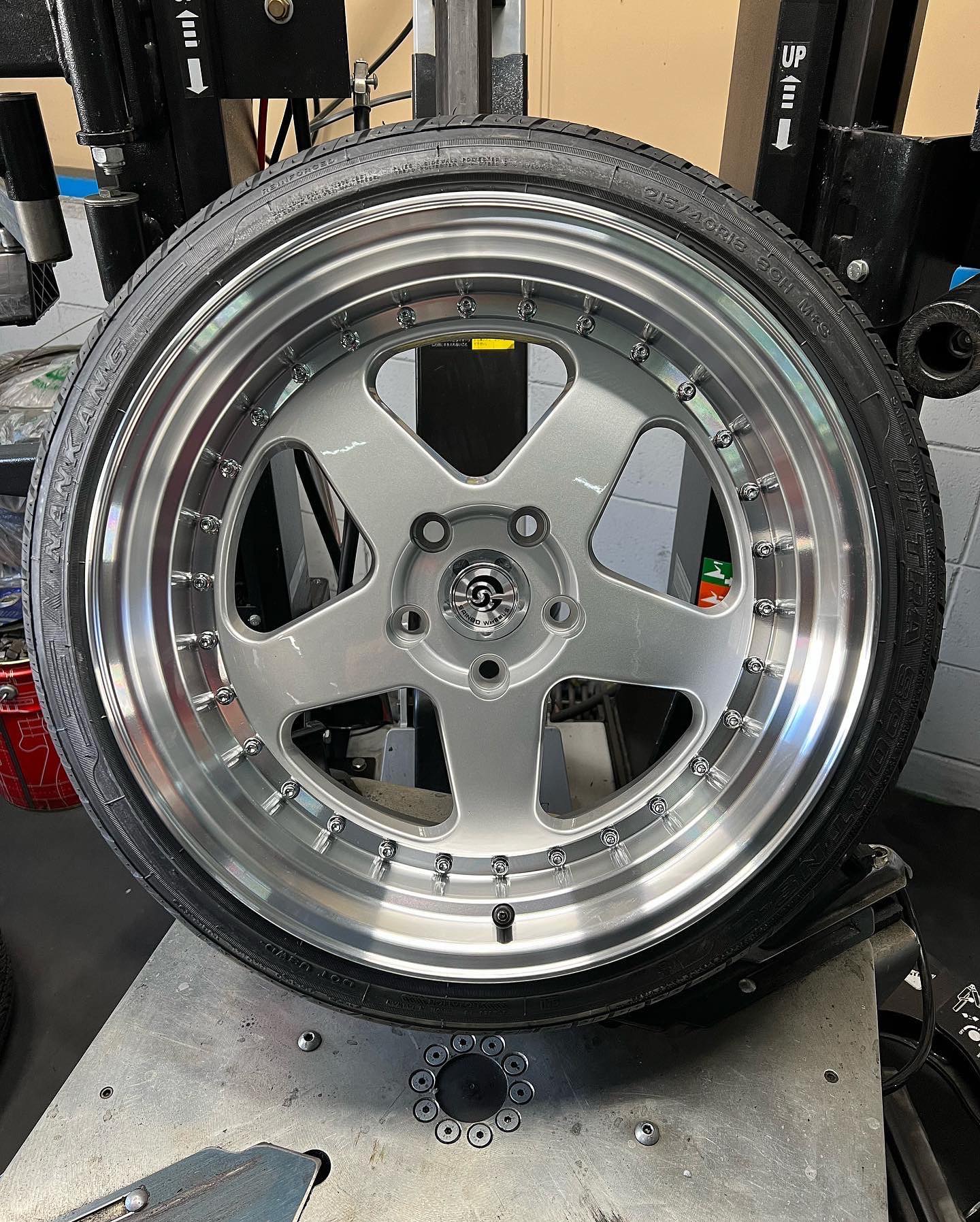 18インチ 9J 215/40R18 ホイール装着例 - CARSERVICE GRAVITY