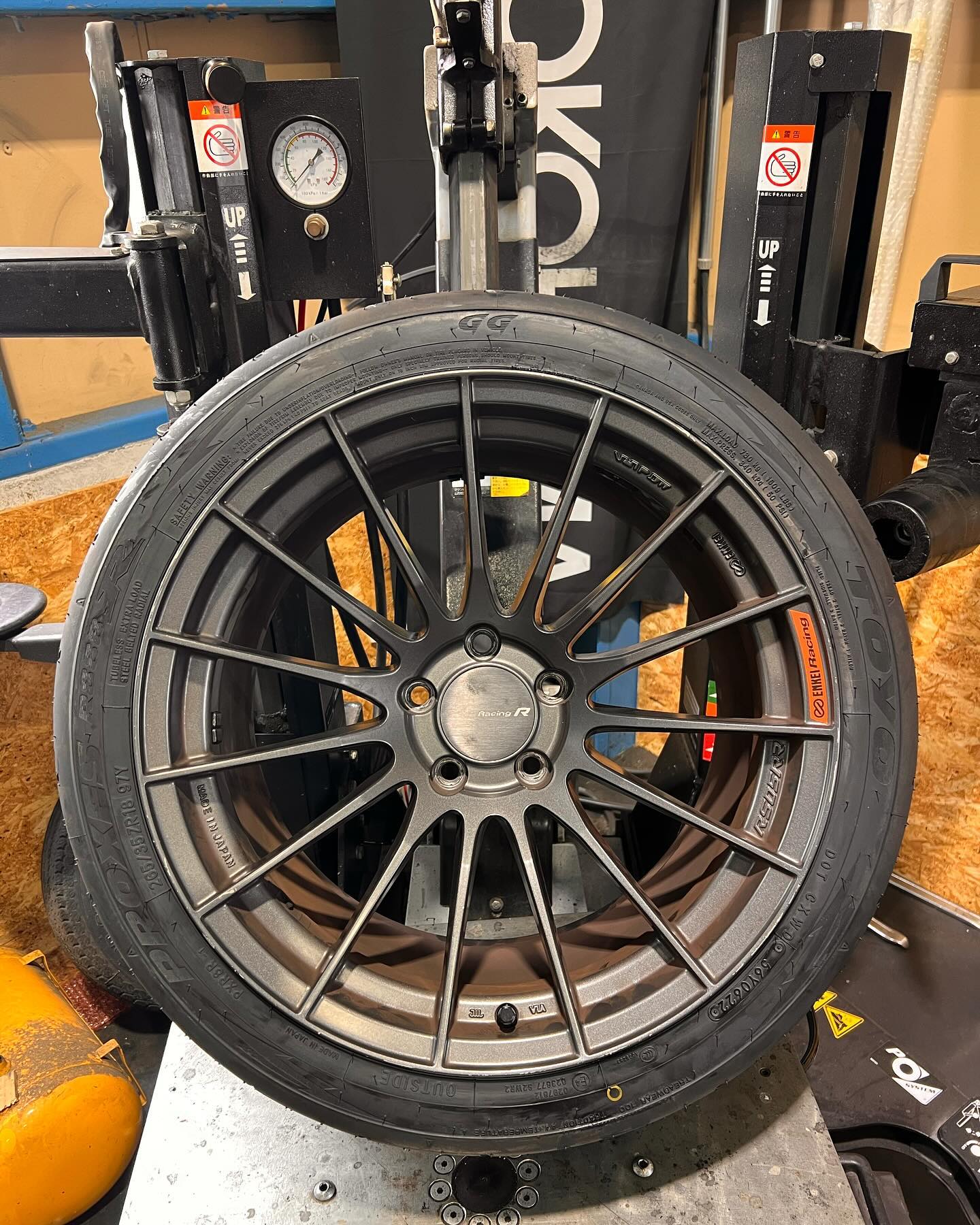 18インチ 10J 265/35R18 ホイール装着例 - CARSERVICE GRAVITY