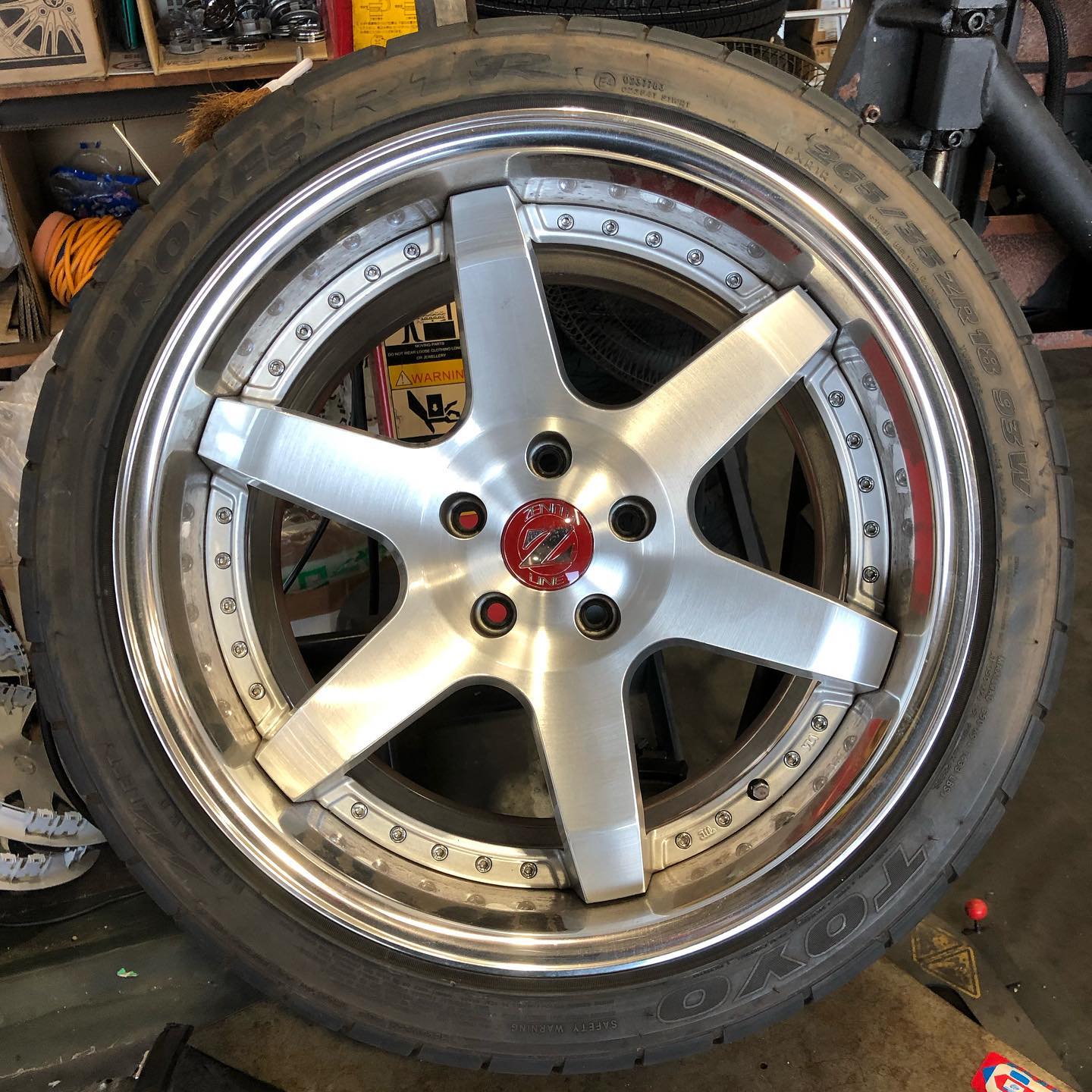 18インチ 10.5J 265/35R18 ホイール装着例 - CARSERVICE GRAVITY