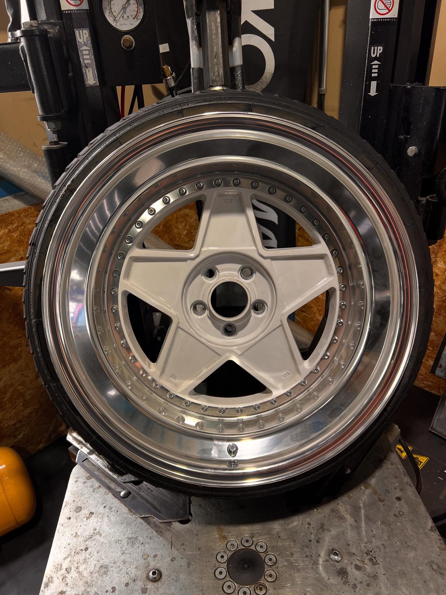 18インチ 10J 215/35R18 ホイール装着例 - CARSERVICE GRAVITY