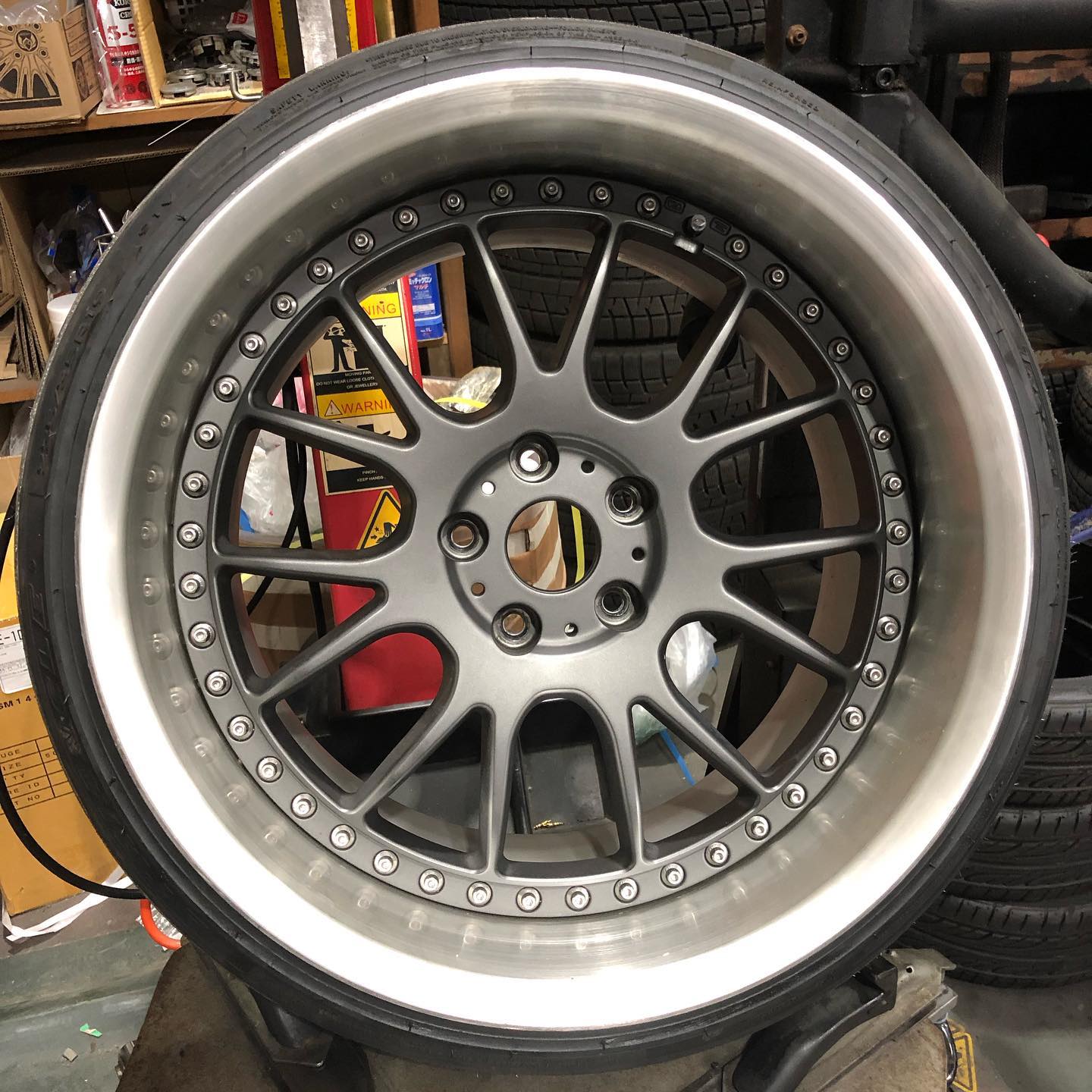 19インチ 10.5J 235/35R19 ホイール装着例 - CARSERVICE GRAVITY