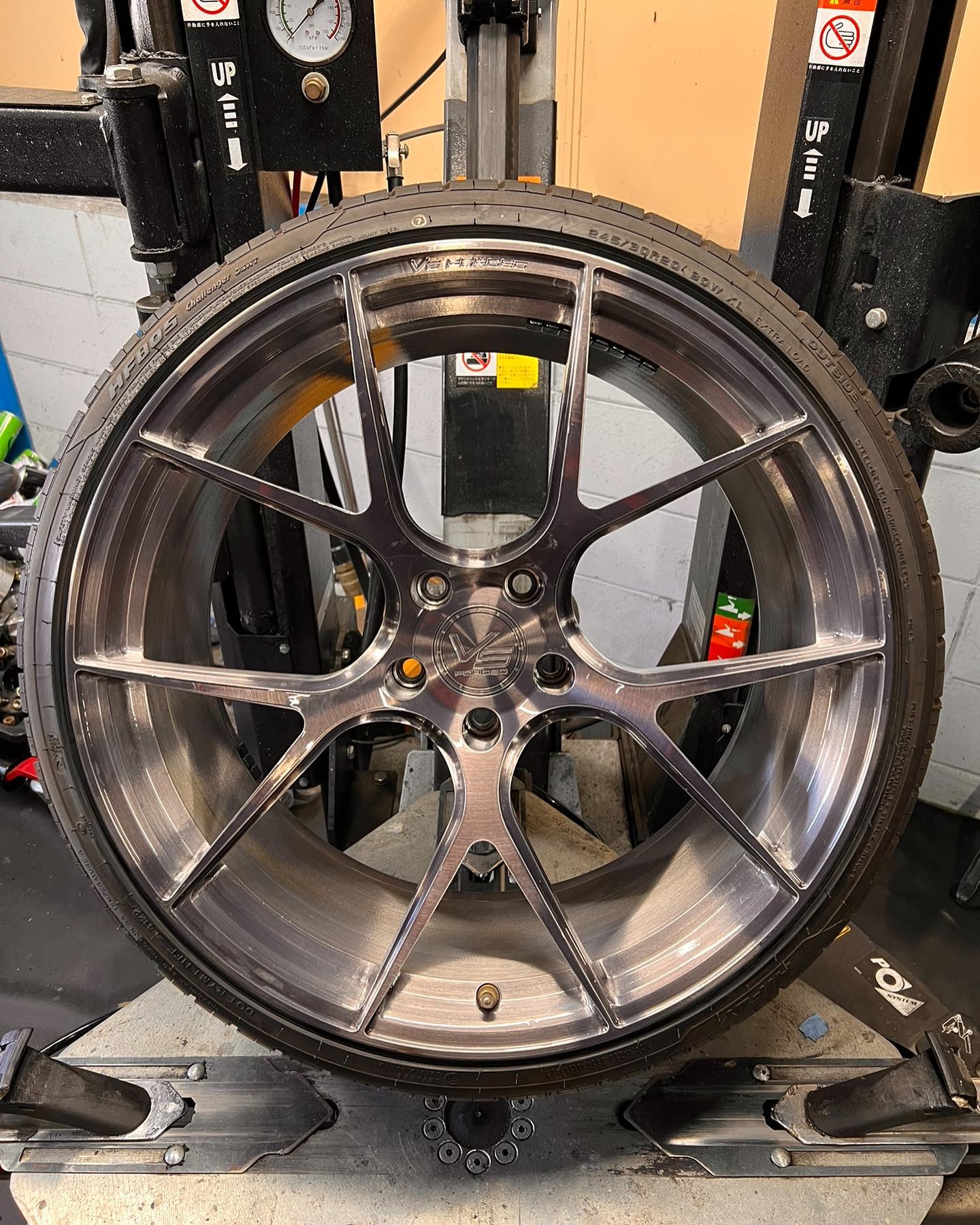 20インチ 10J 245/30R20 ホイール装着例 - CARSERVICE GRAVITY