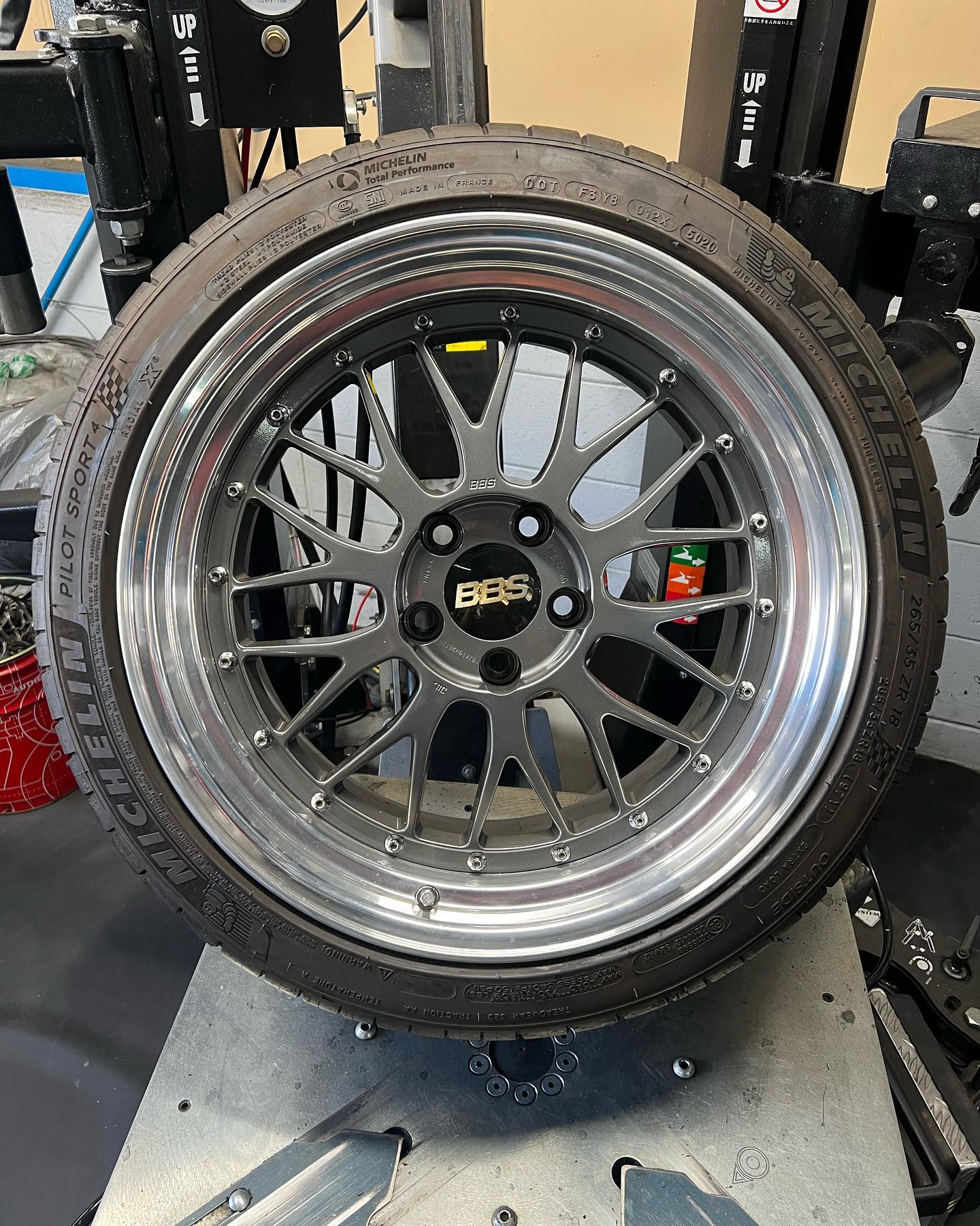 18インチ 10J 265/35R18 ホイール装着例 - CARSERVICE GRAVITY