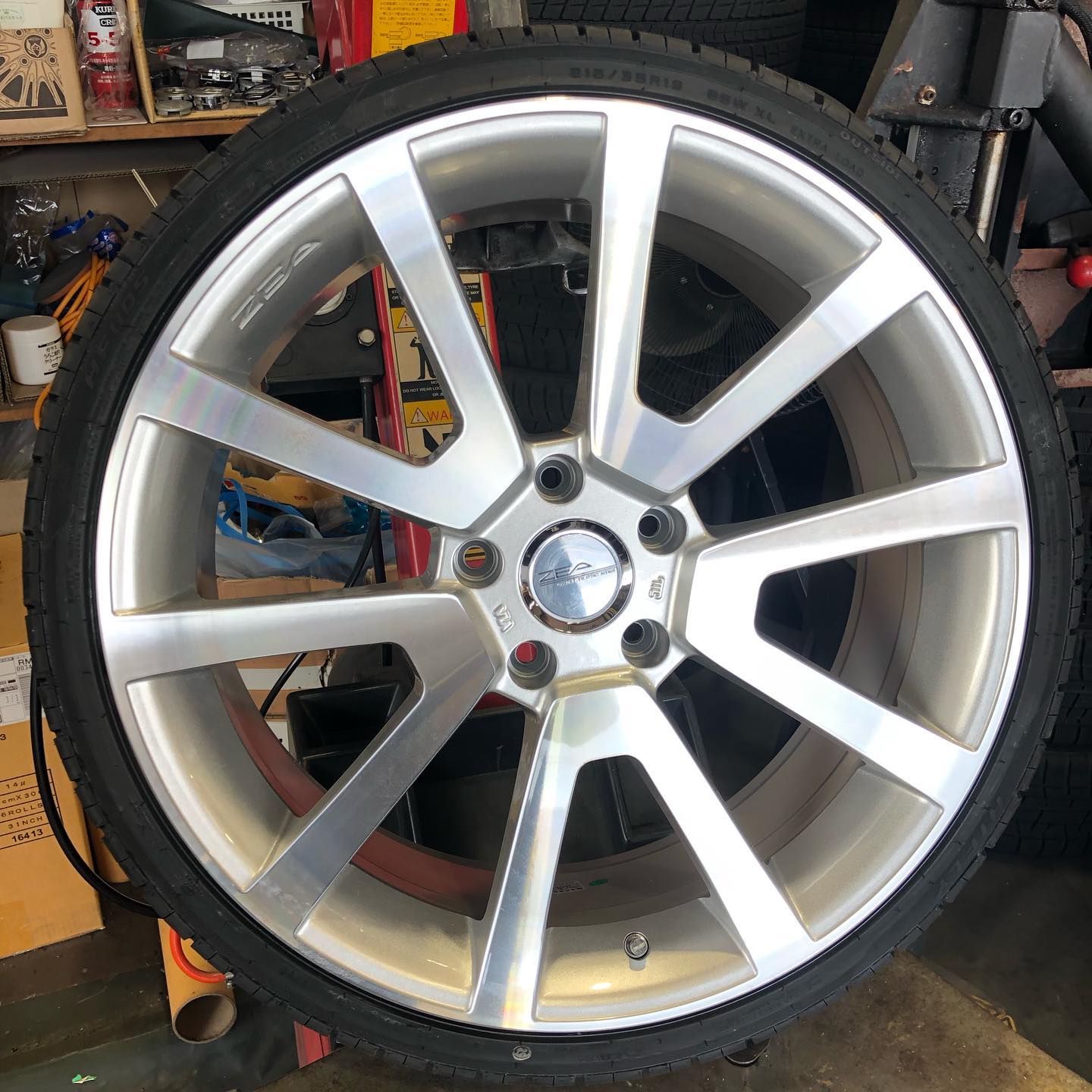 19インチ 8J 215/35R19 ホイール装着例 - CARSERVICE GRAVITY