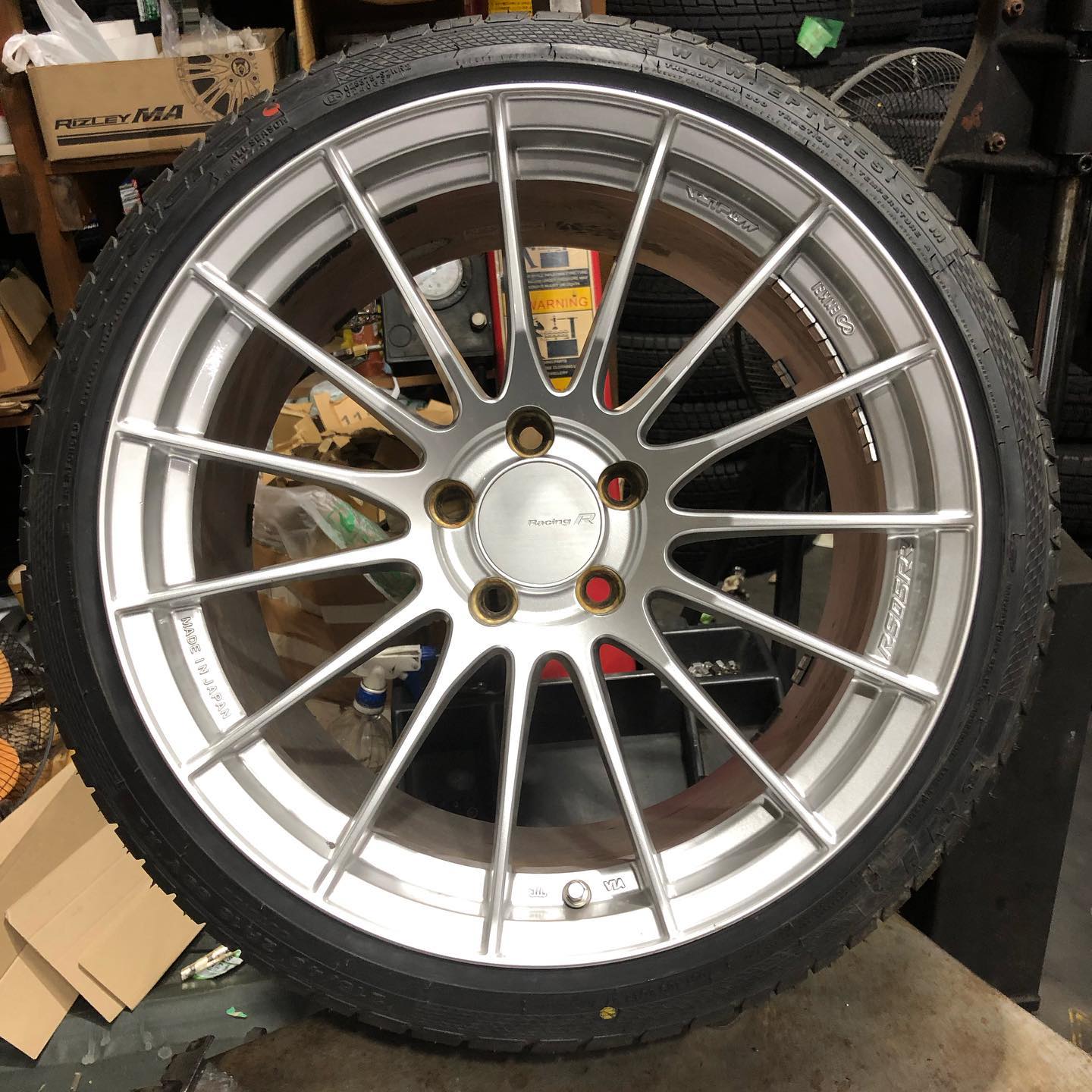 18インチ 9.5J 215/40R18 ホイール装着例 - CARSERVICE GRAVITY