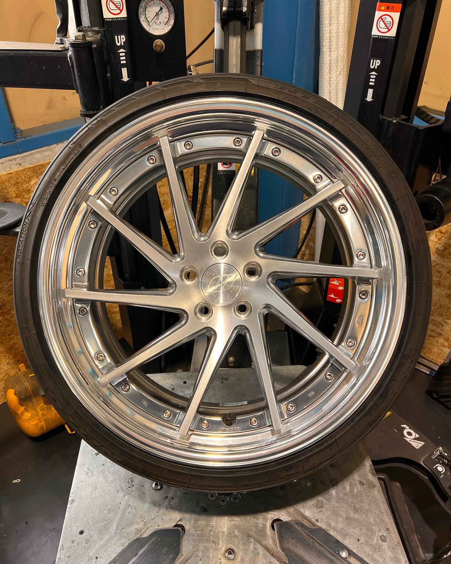 21インチ 9.5J 245/35R21 ホイール装着例 - CARSERVICE GRAVITY