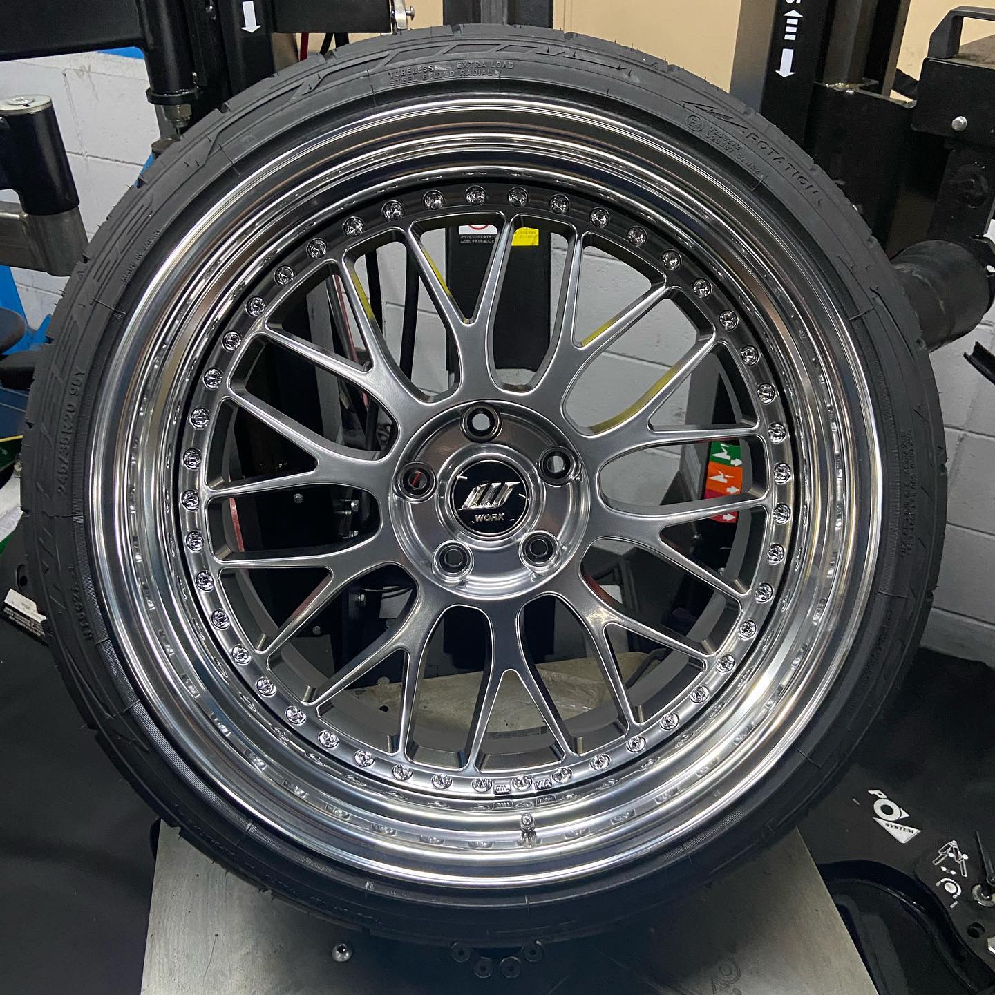 20インチ 9.5J 245/35R20 ホイール装着例 - CARSERVICE GRAVITY