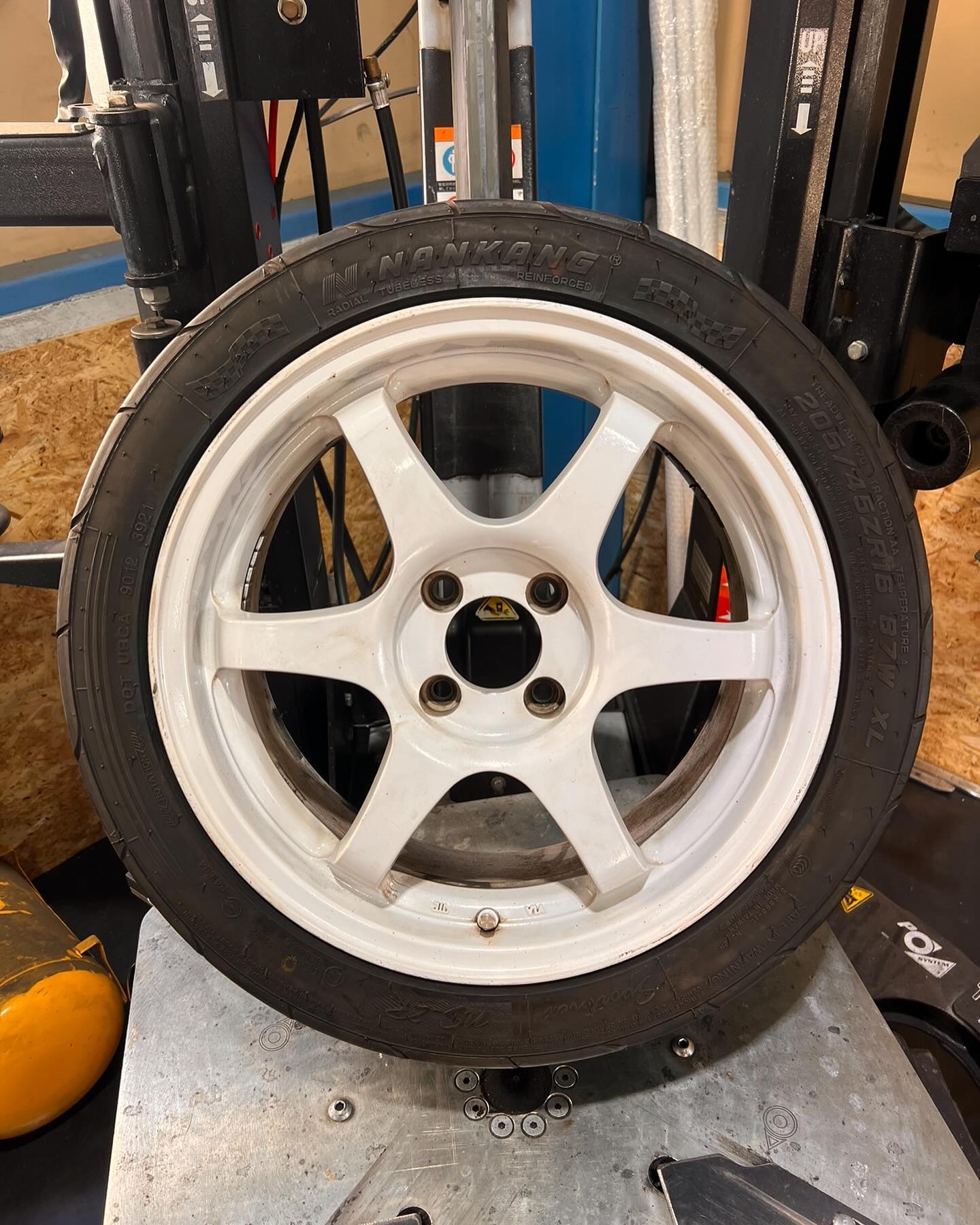 16インチ 8J 205/45R16 ホイール装着例 - CARSERVICE GRAVITY