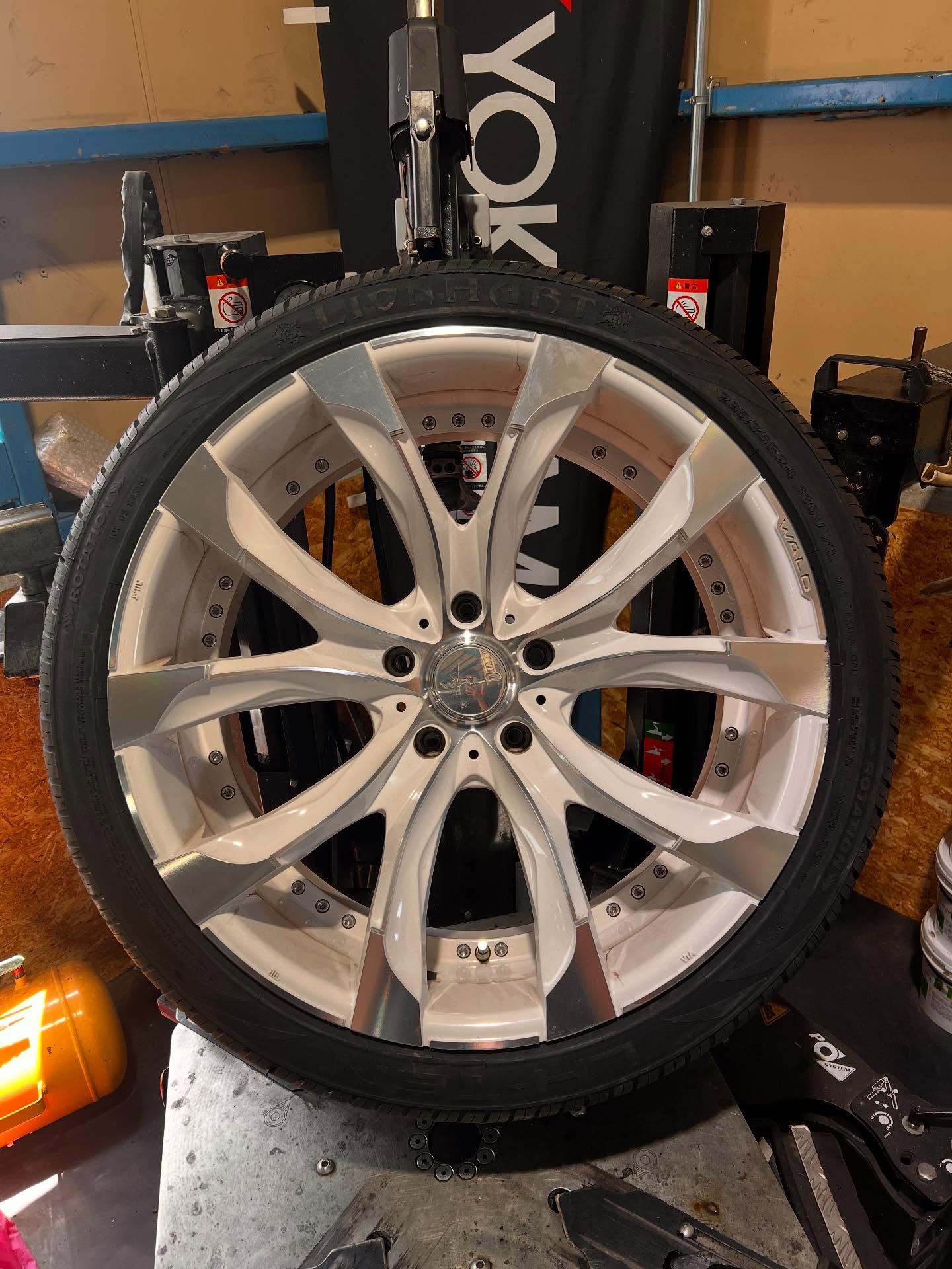 24インチ 10.5J 295/35R24 ホイール装着例 - CARSERVICE GRAVITY