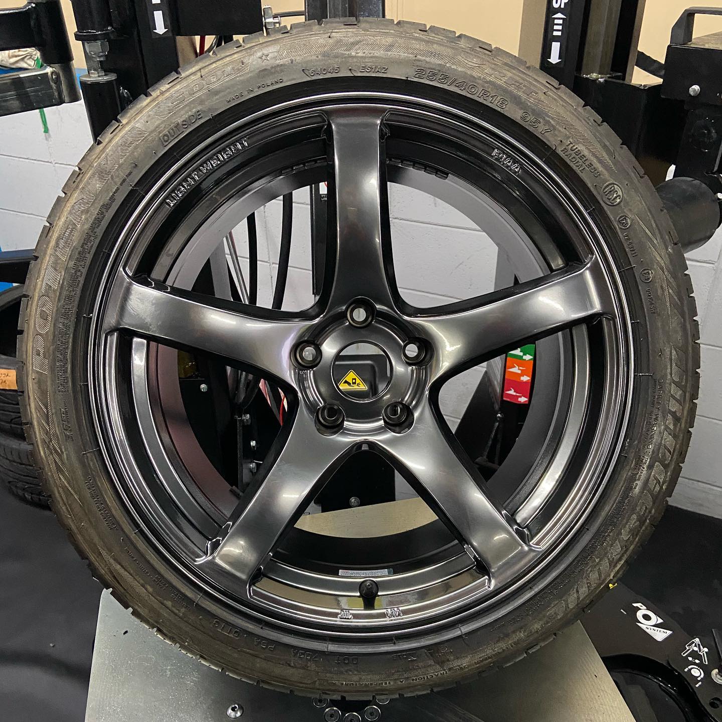 18インチ 9.5J 255/40R18 ホイール装着例 - CARSERVICE GRAVITY