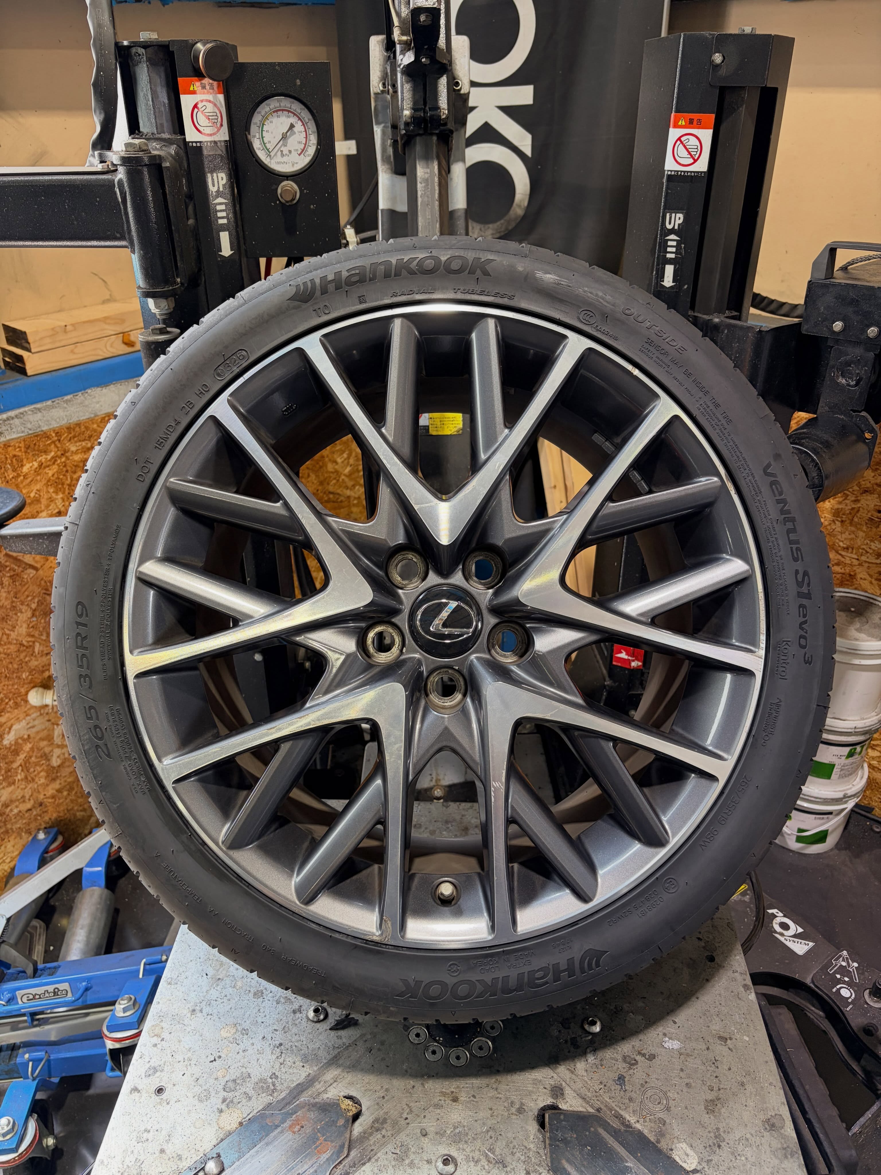 19インチ 9J 265/35R19 ホイール装着例 - CARSERVICE GRAVITY