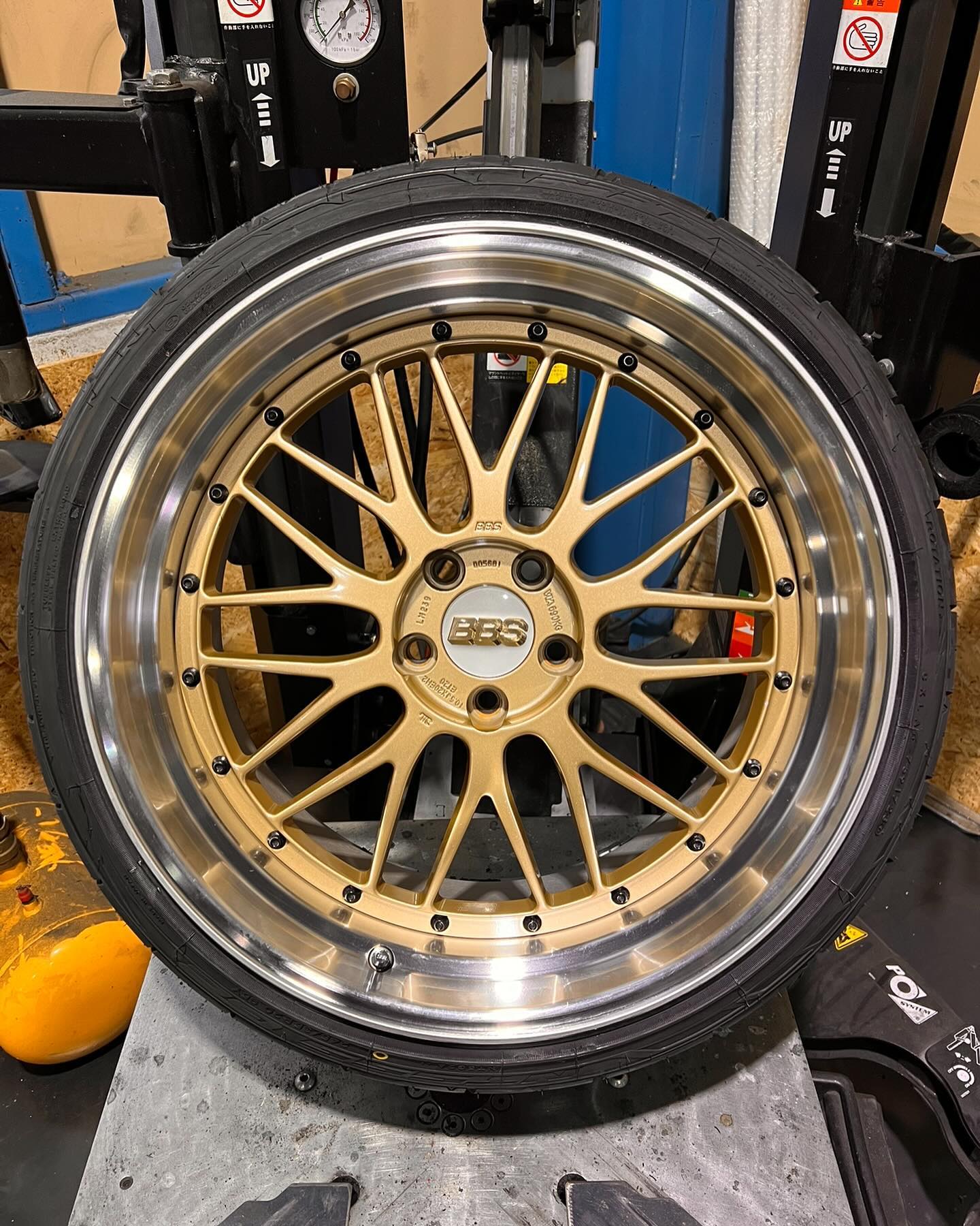 20インチ 10.5J 245/35R20 ホイール装着例 - CARSERVICE GRAVITY