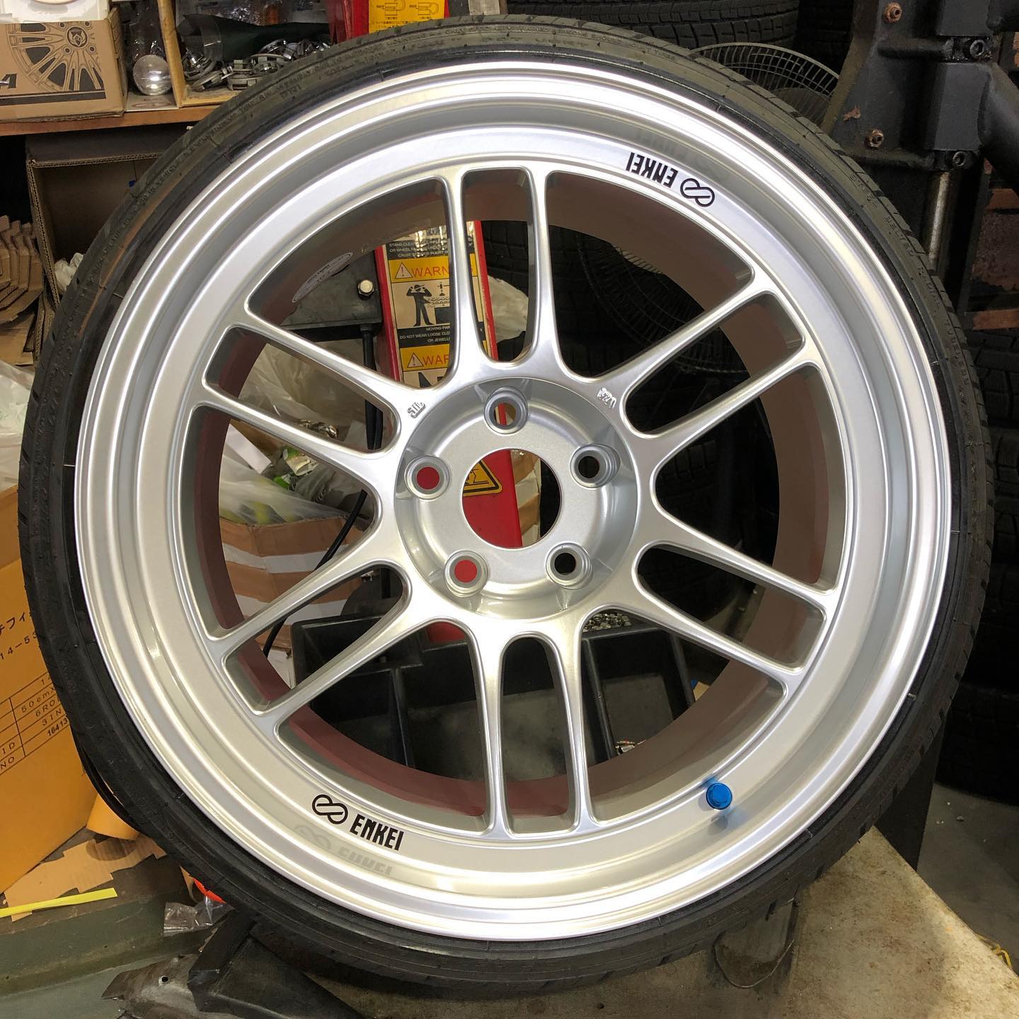 18インチ 9.5J 215/35R18 ホイール装着例 - CARSERVICE GRAVITY