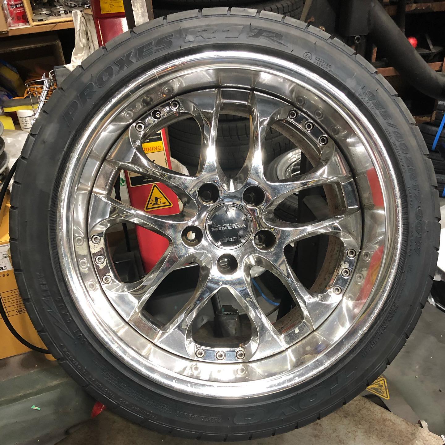 17インチ 9.5J 235/40R17 ホイール装着例 - CARSERVICE GRAVITY