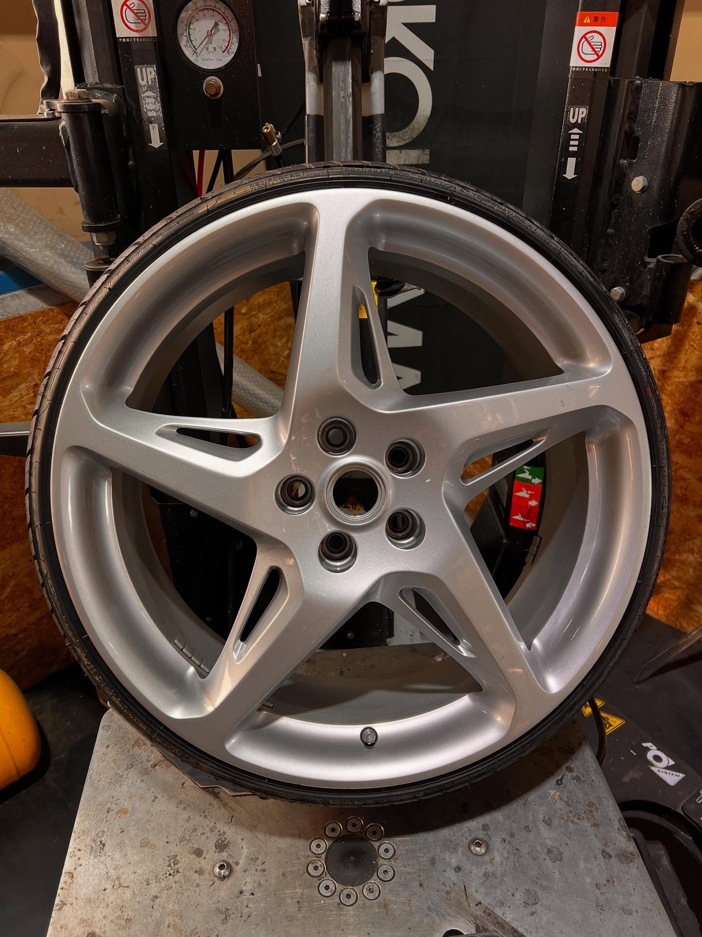20インチ 9J 215/30R20 ホイール装着例 - CARSERVICE GRAVITY