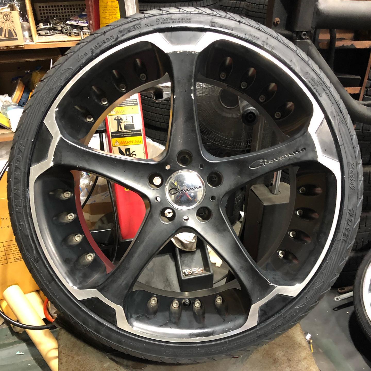 20インチ 8.5J 225/35R20 ホイール装着例 - CARSERVICE GRAVITY
