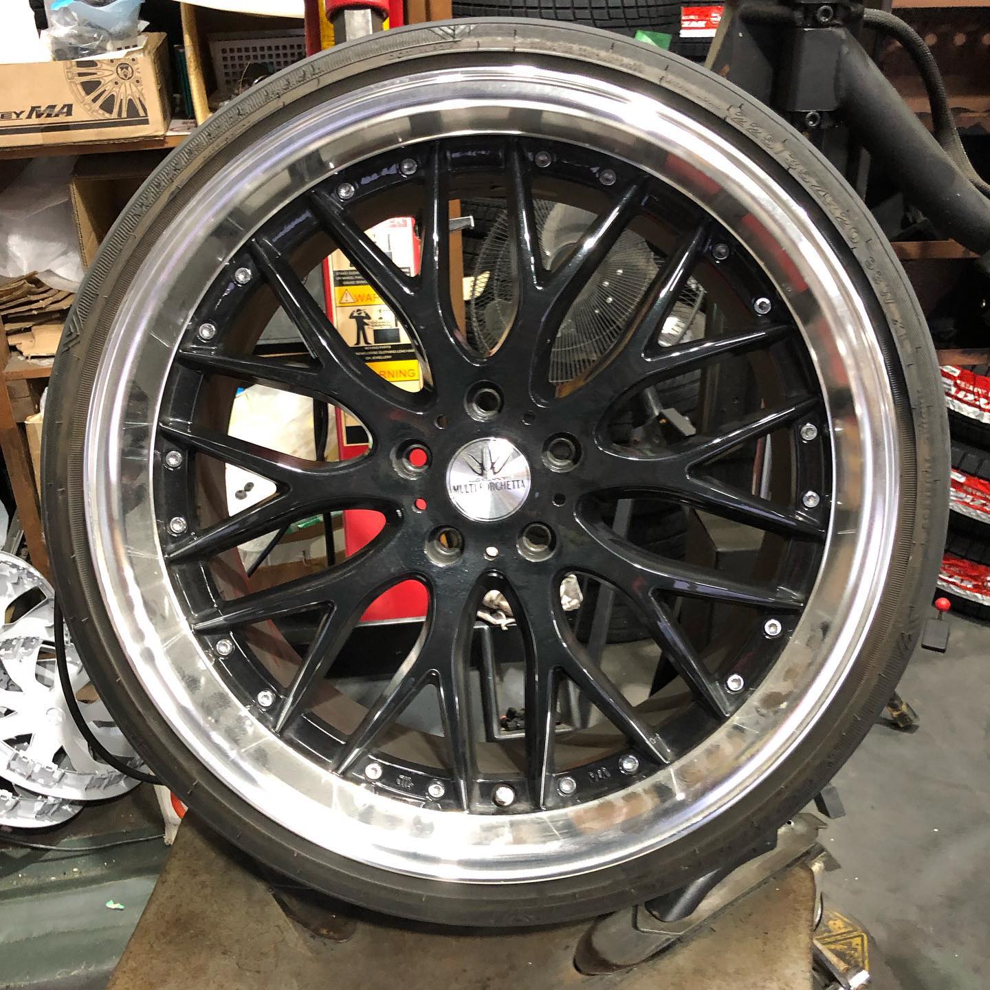 20インチ 9.5J 225/35R20 ホイール装着例 - CARSERVICE GRAVITY