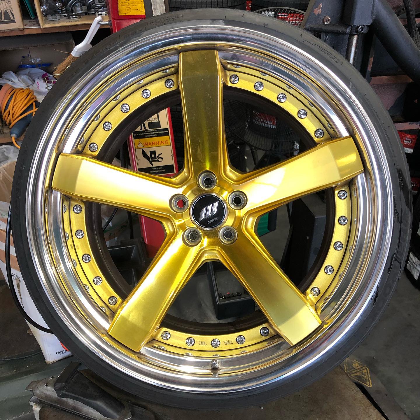19インチ 10.5J 225/35R19 ホイール装着例 - CARSERVICE GRAVITY