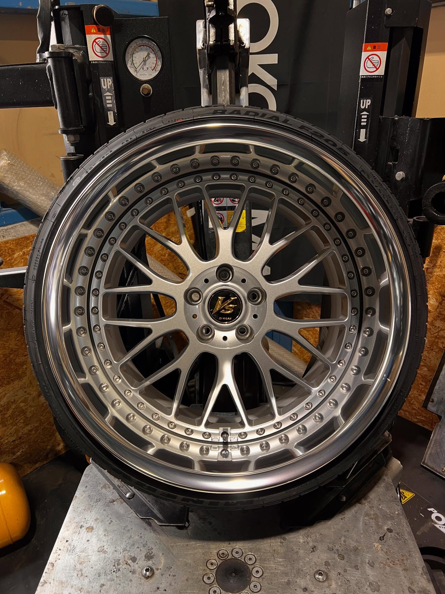 19インチ 12J 265/30R19 ホイール装着例 - CARSERVICE GRAVITY