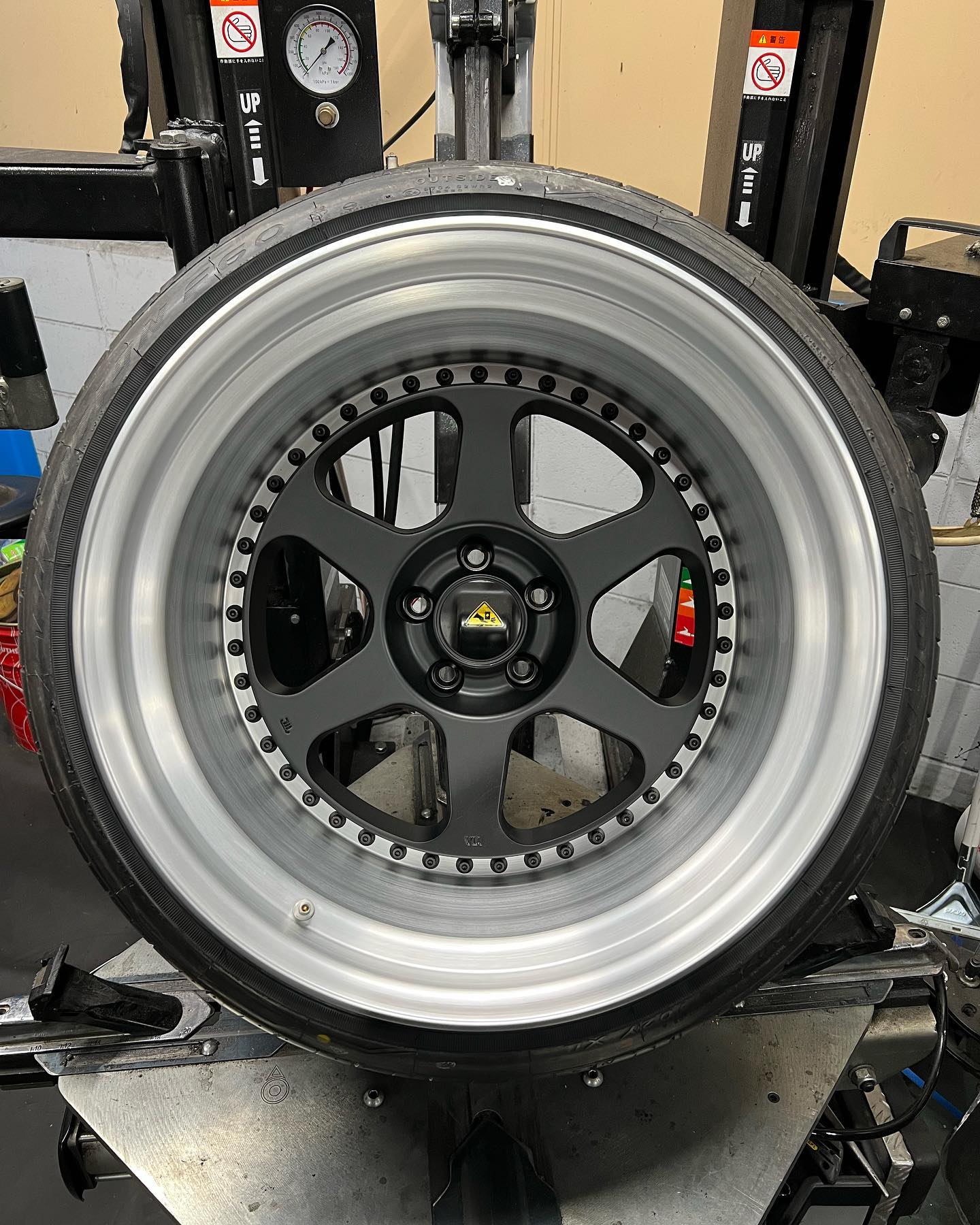 19インチ 14J 305/30R19 ホイール装着例 - CARSERVICE GRAVITY