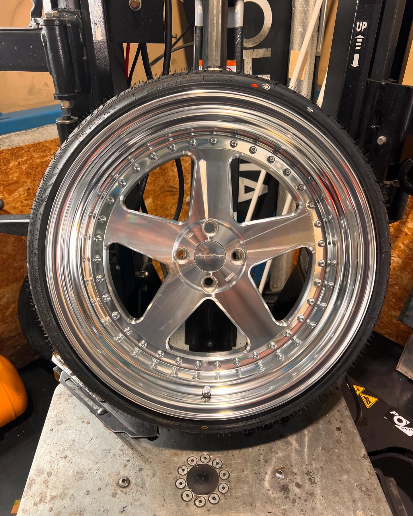 18インチ 9J 205/35R18 ホイール装着例 - CARSERVICE GRAVITY