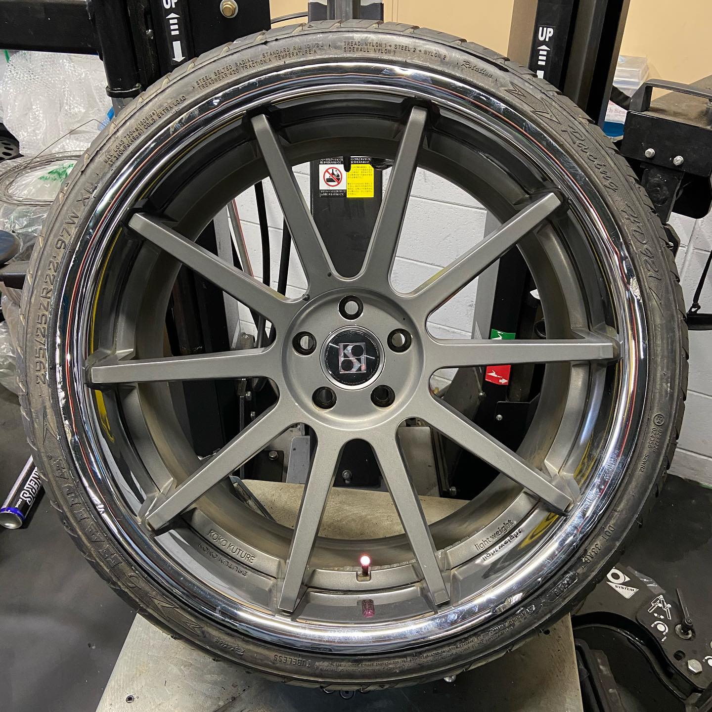 22インチ 10.5J 295/25R22 ホイール装着例 - CARSERVICE GRAVITY