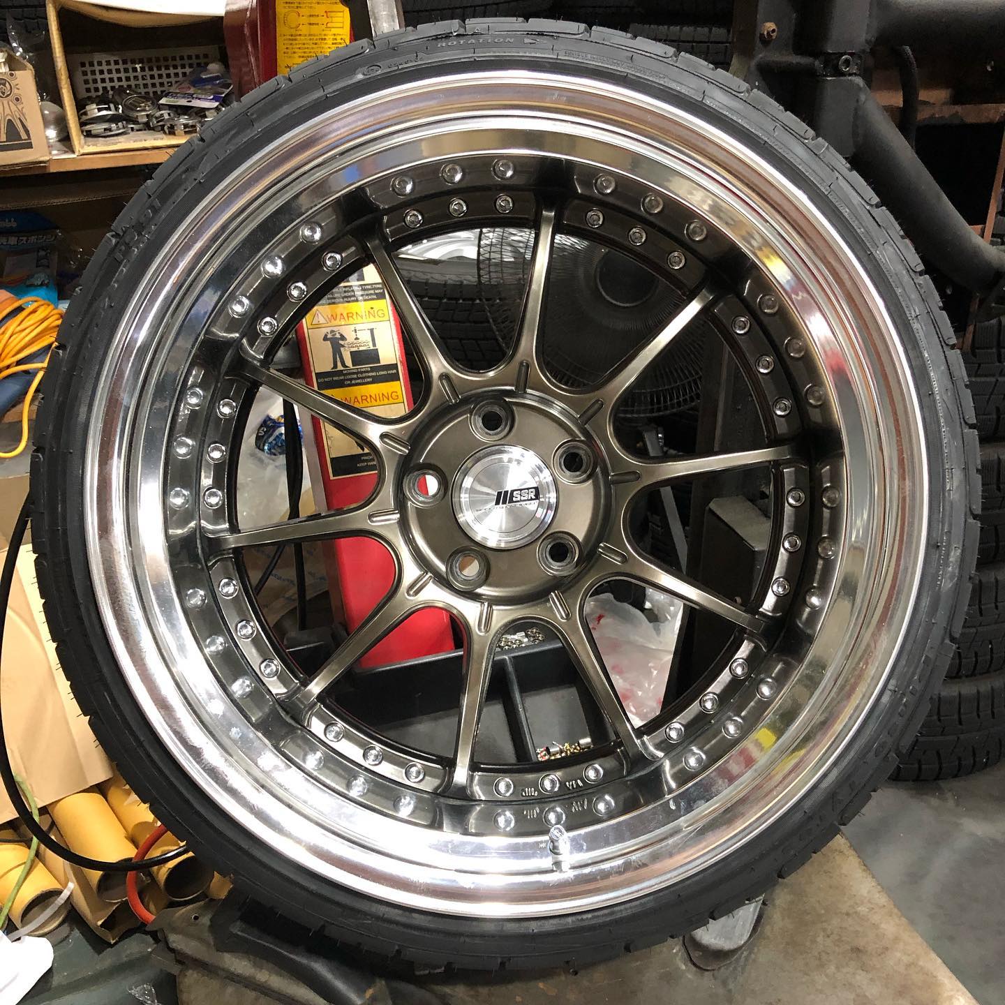 19インチ 10.5J 235/35R19 ホイール装着例 - CARSERVICE GRAVITY