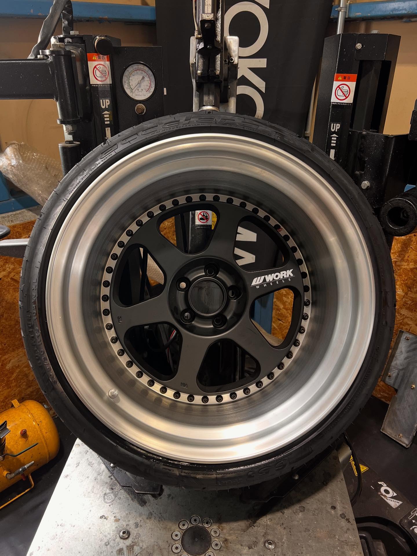 19インチ 14J 305/30R19 ホイール装着例 - CARSERVICE GRAVITY