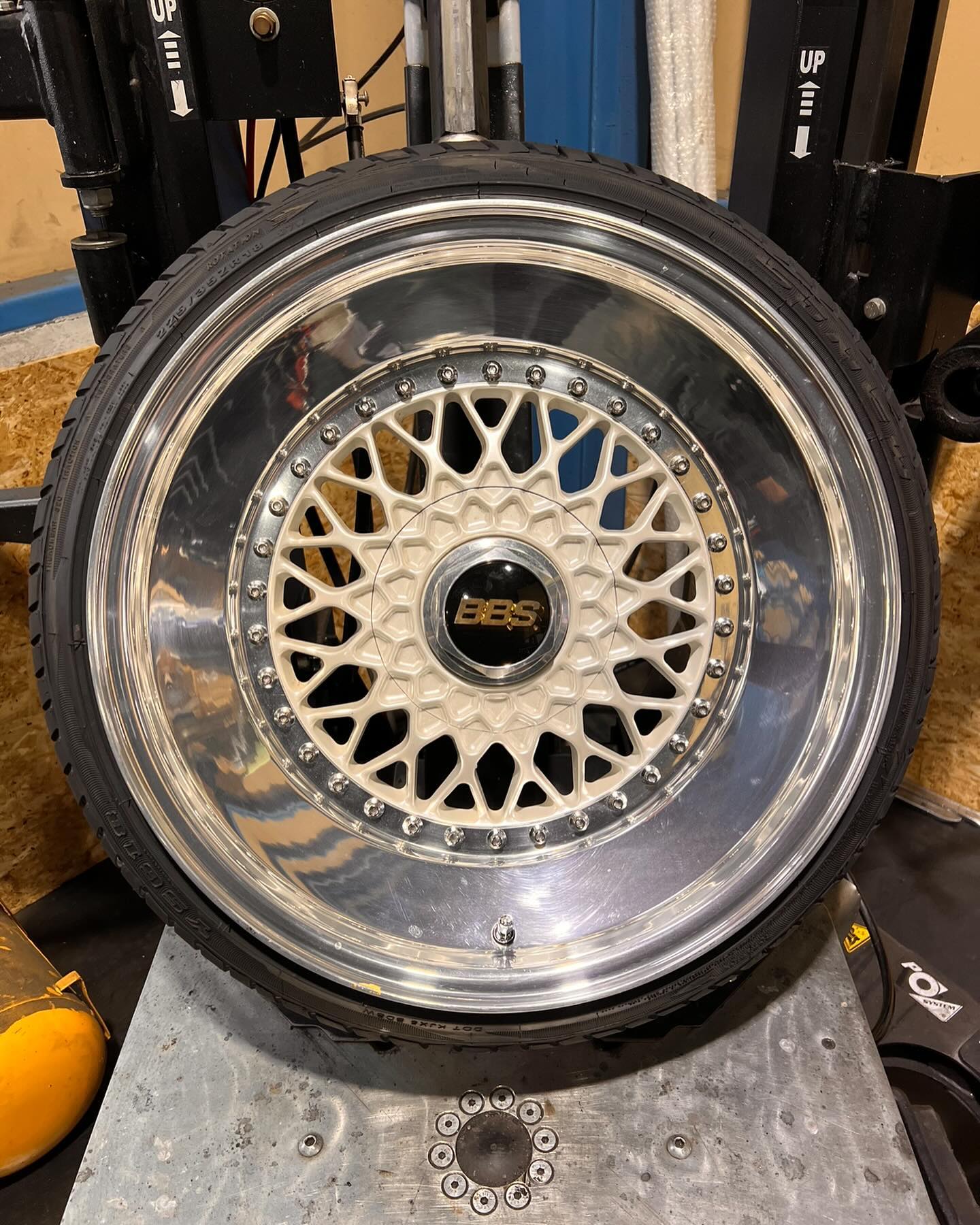 18インチ 10J 225/35R18 ホイール装着例 - CARSERVICE GRAVITY
