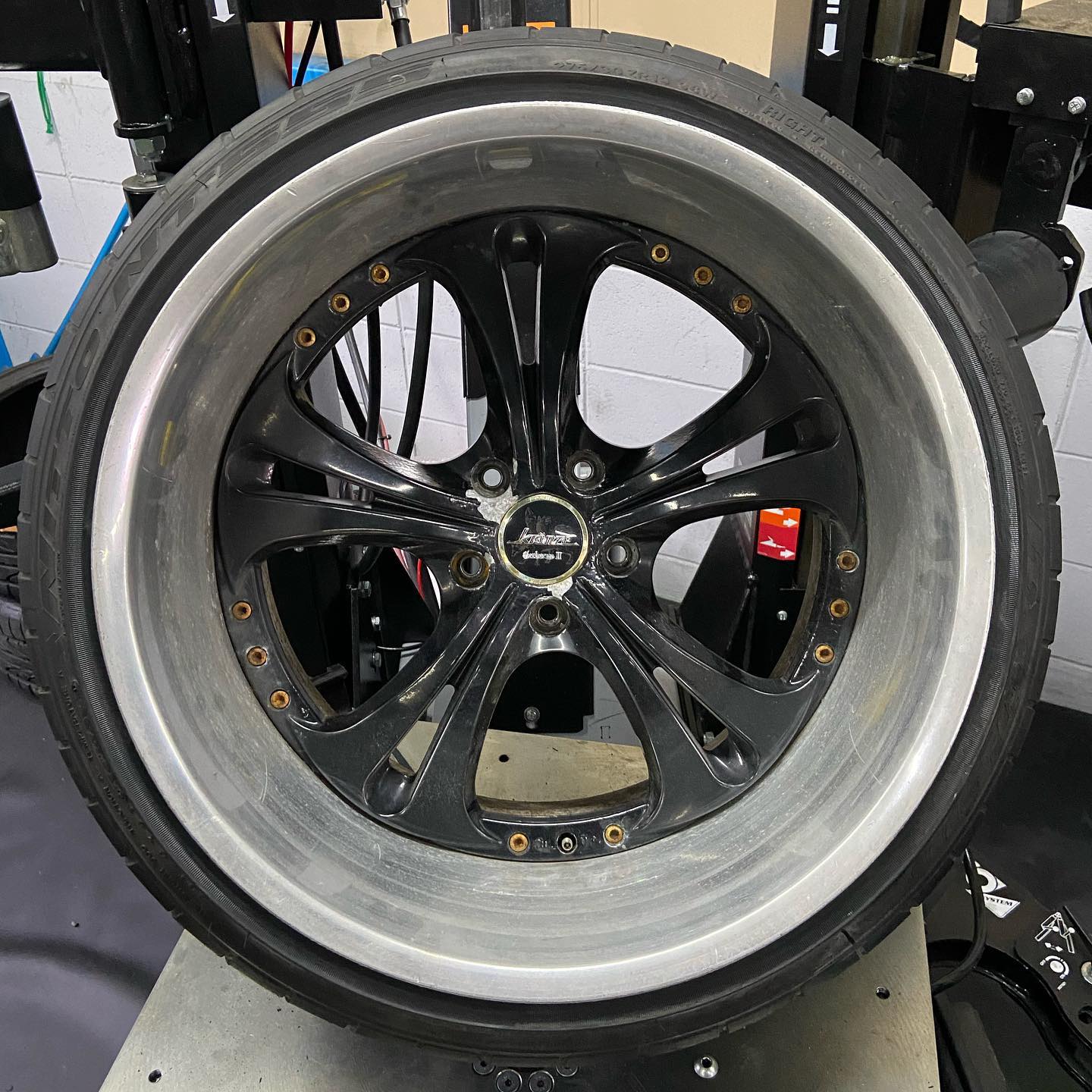 19インチ 11.5J 275/30R19 ホイール装着例 - CARSERVICE GRAVITY