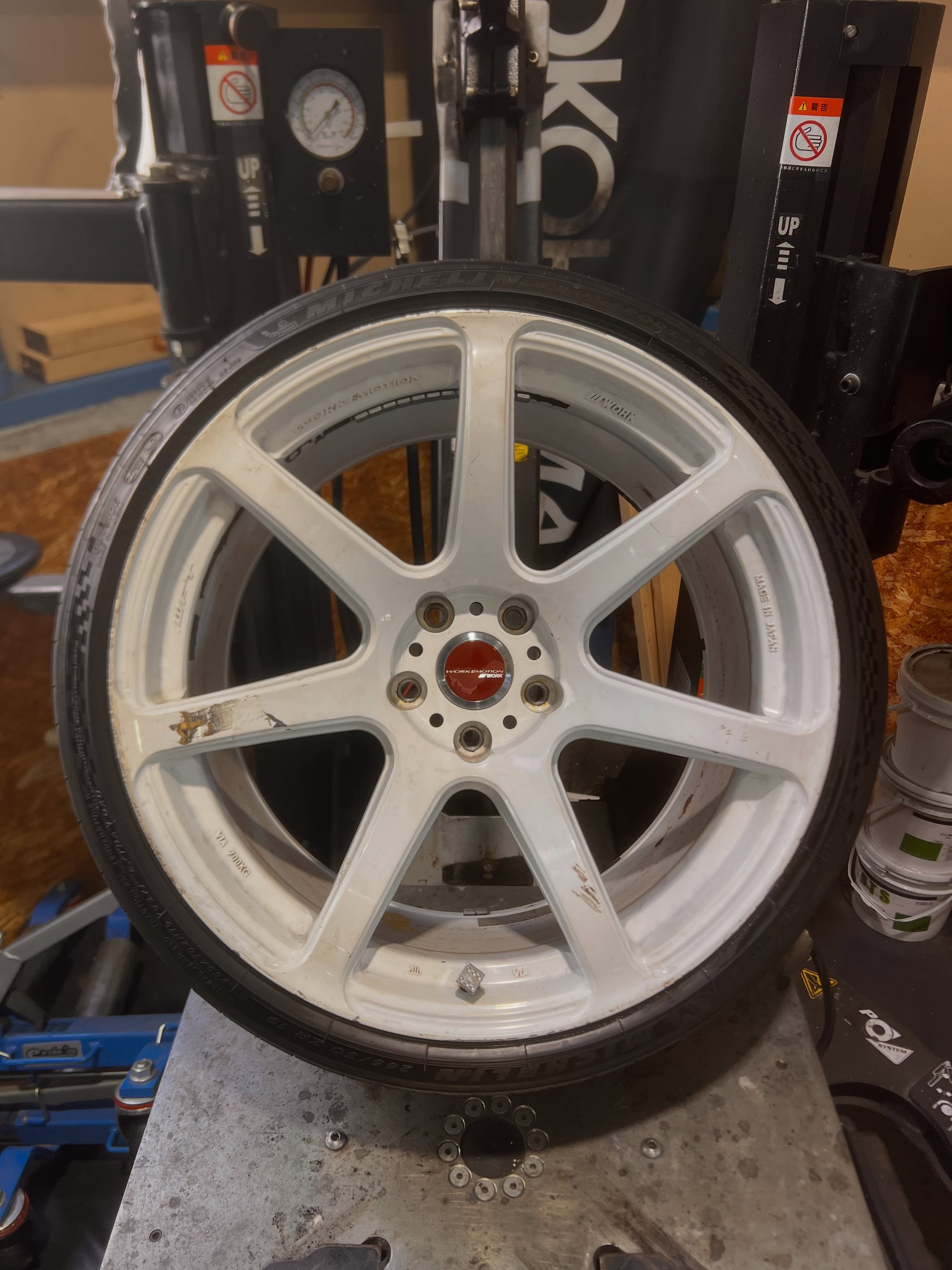 19インチ 10.5J 265/30R19 ホイール装着例 - CARSERVICE GRAVITY