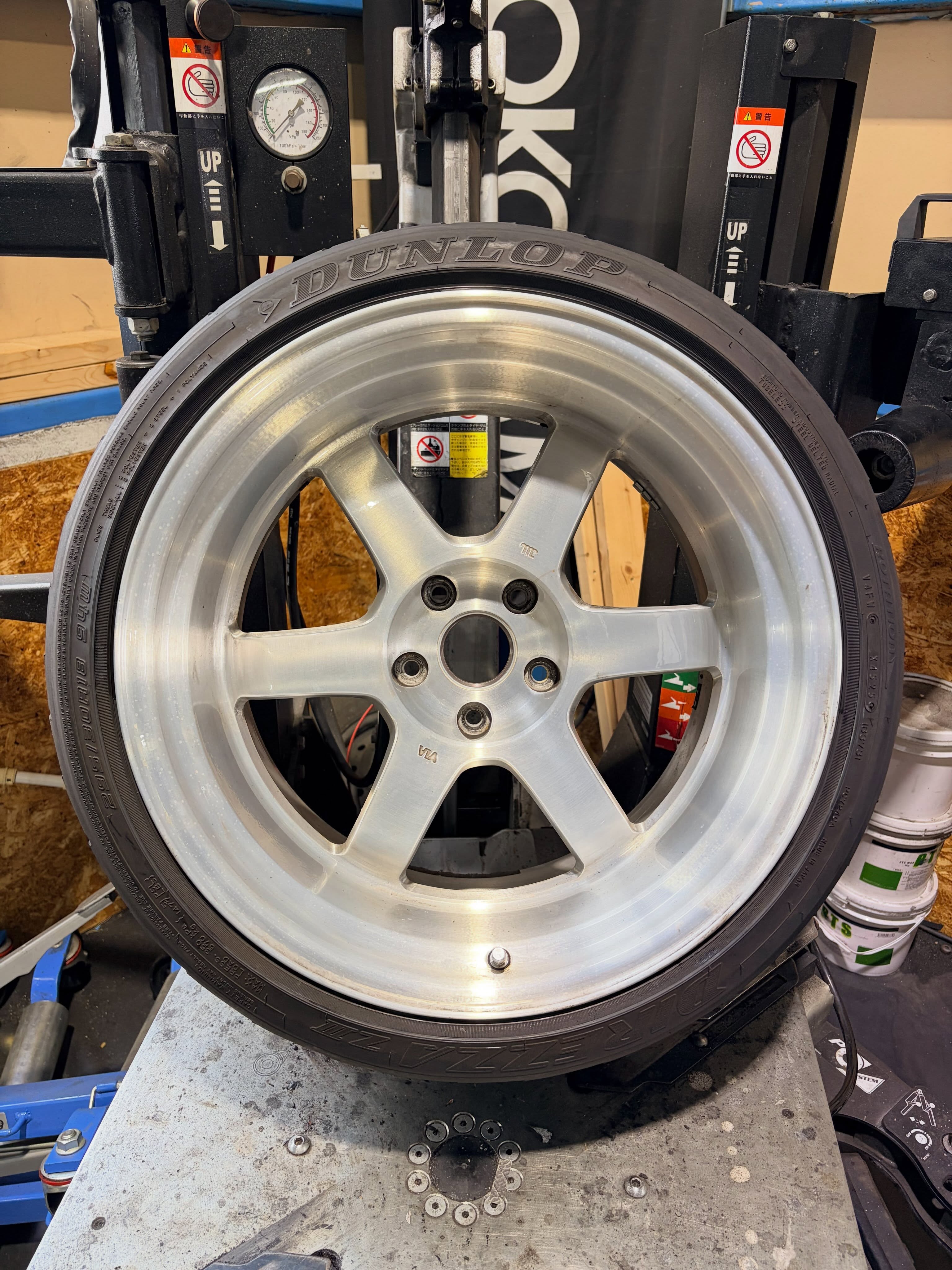 18インチ 11J 295/30R18 ホイール装着例 - CARSERVICE GRAVITY