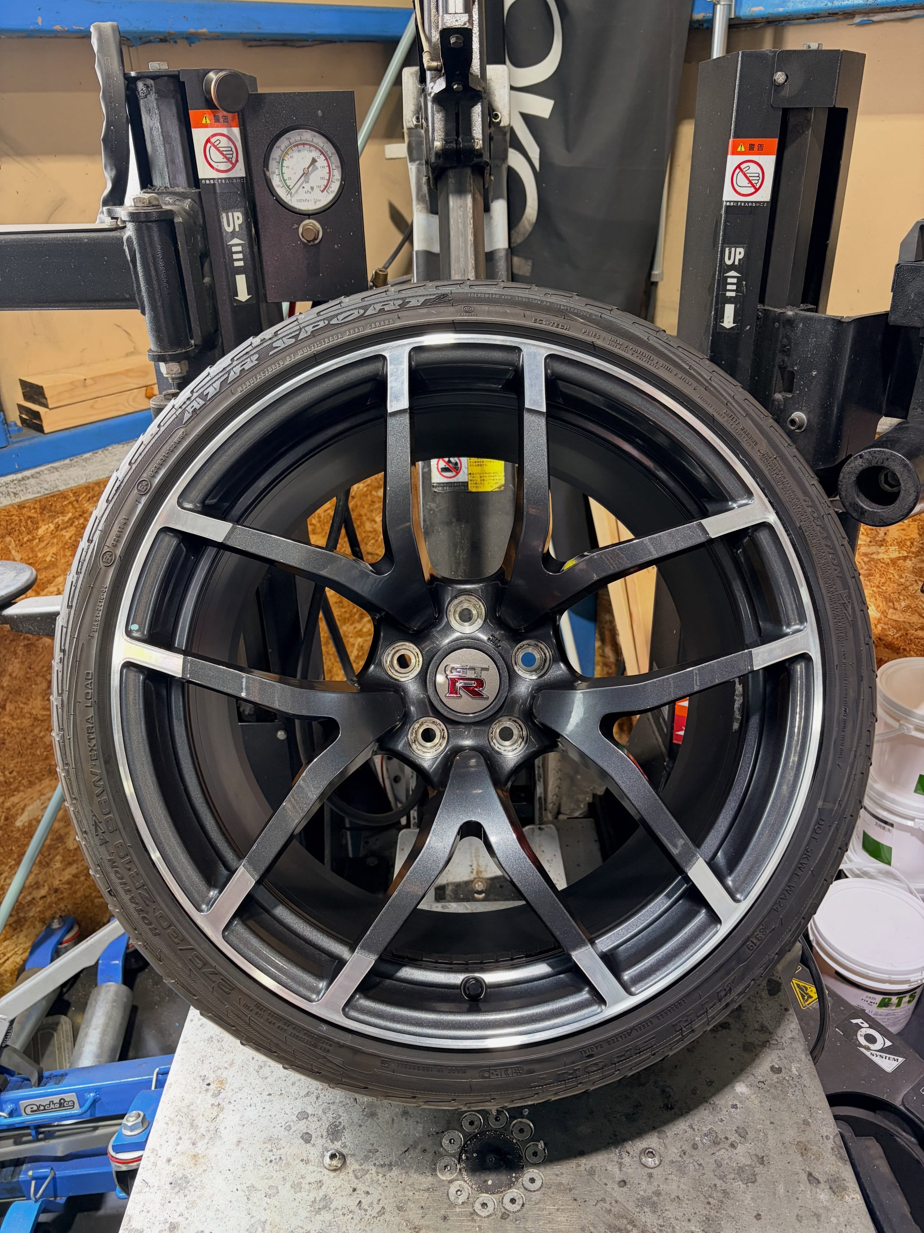 19インチ 10.5J 275/30R19 ホイール装着例 - CARSERVICE GRAVITY