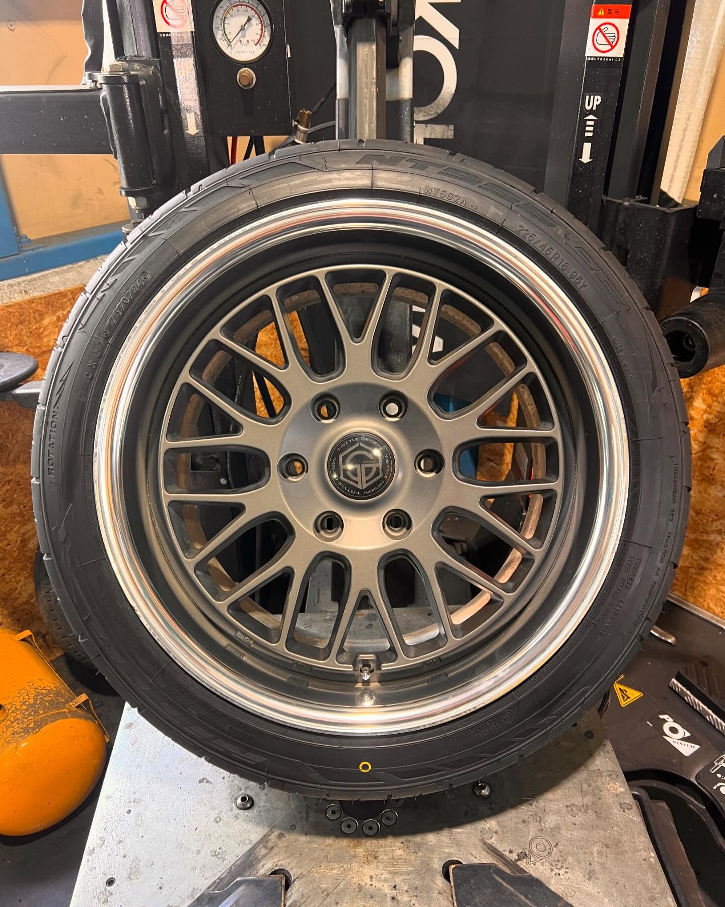 18インチ 9J 225/45R18 ホイール装着例 - CARSERVICE GRAVITY