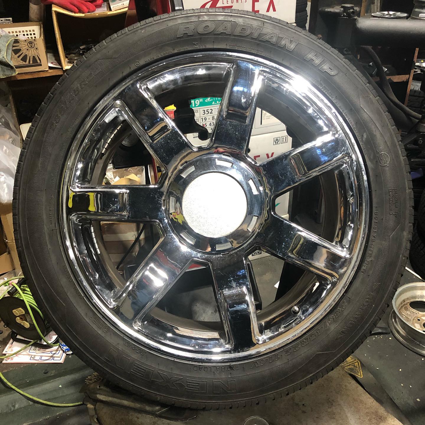 22インチ 9J 285/45R22 ホイール装着例 - CARSERVICE GRAVITY