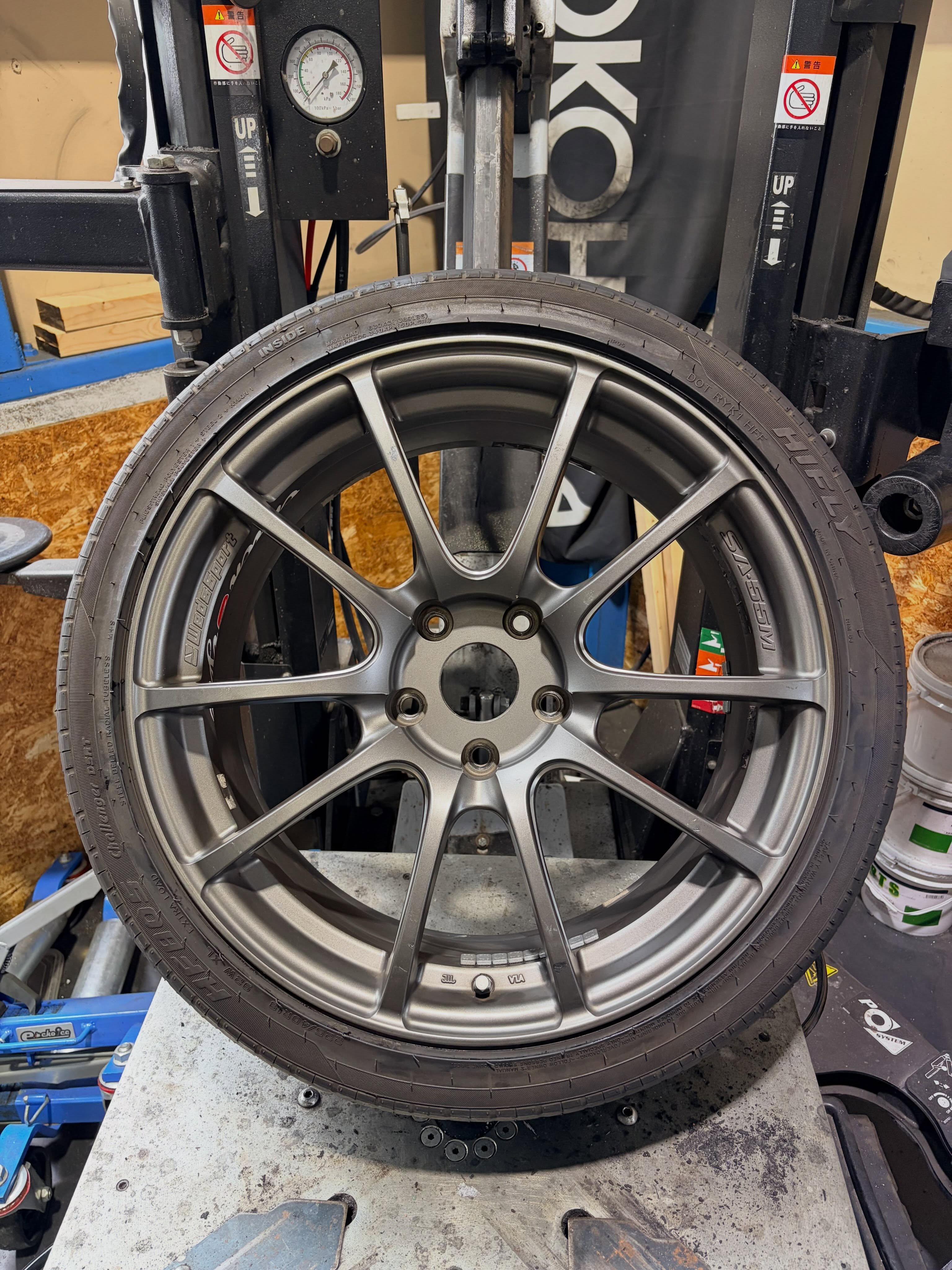 18インチ 8J 225/40R18 ホイール装着例 - CARSERVICE GRAVITY
