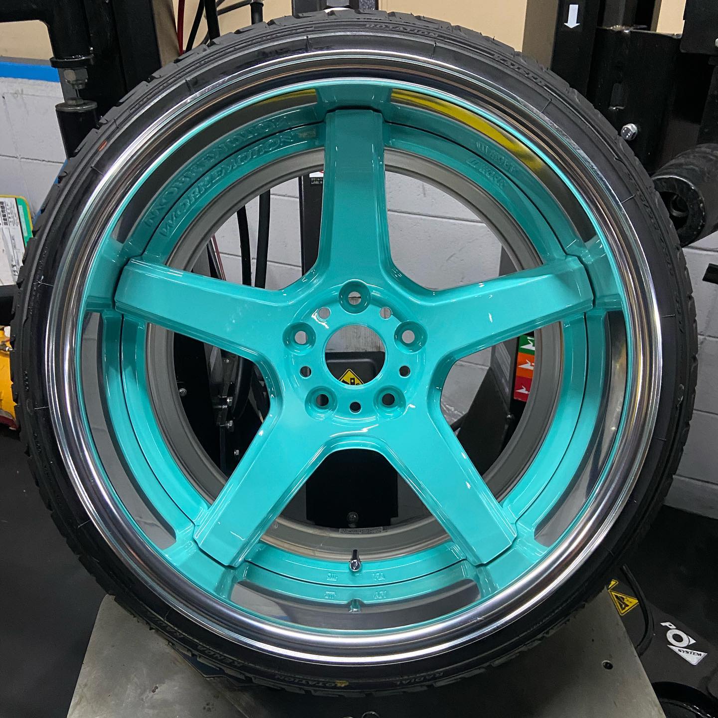 18インチ 10.5J 225/35R18 ホイール装着例 - CARSERVICE GRAVITY