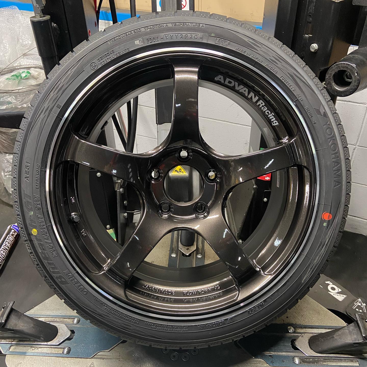 17インチ 8J 215/45R17 ホイール装着例 - CARSERVICE GRAVITY