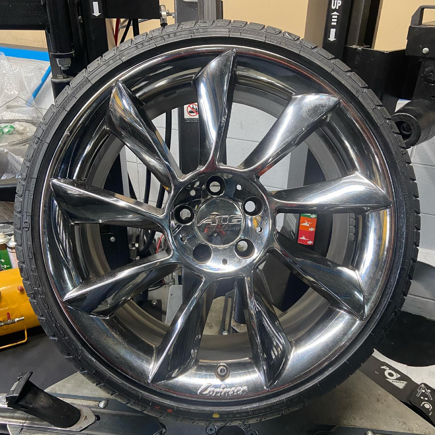 19インチ 9.5J 225/35R19 ホイール装着例 - CARSERVICE GRAVITY