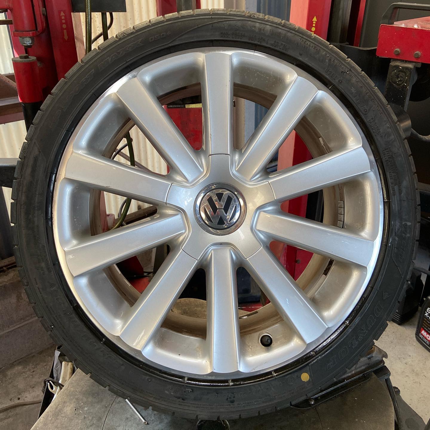 18インチ 8J 235/40R18 ホイール装着例 - CARSERVICE GRAVITY