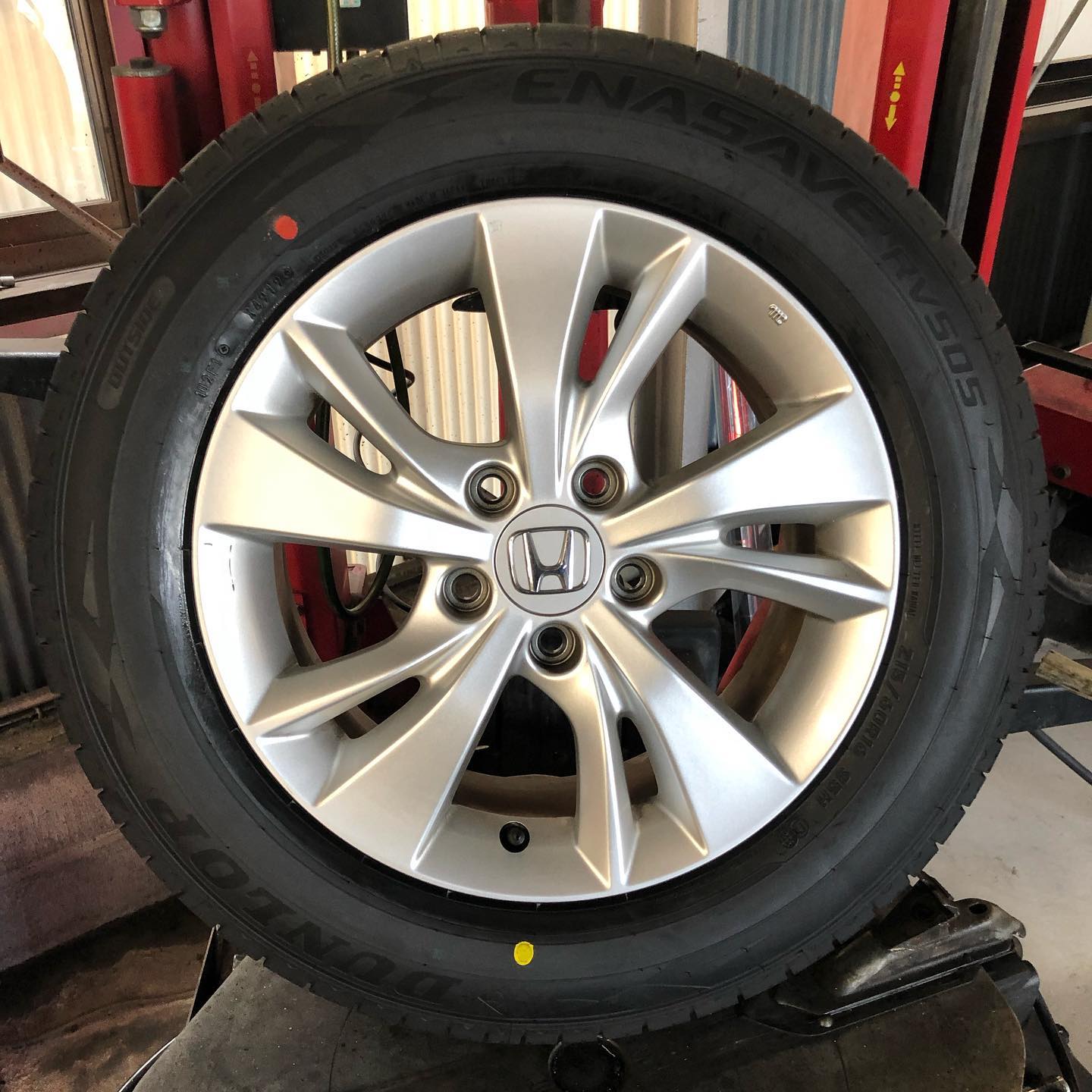 16インチ 7J 215/60R16 ホイール装着例 - CARSERVICE GRAVITY