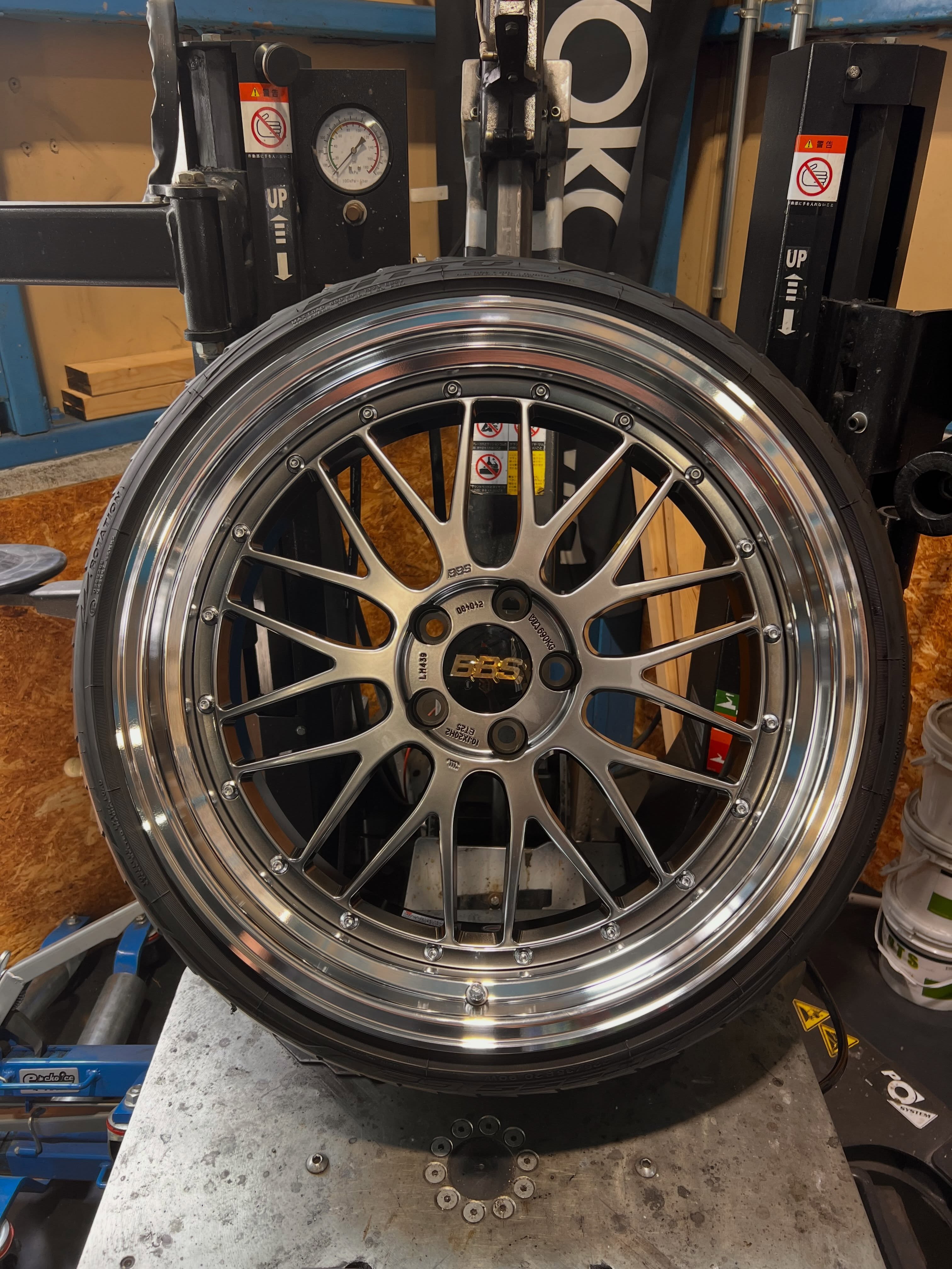 20インチ 10.5J 225/35R20 ホイール装着例 - CARSERVICE GRAVITY