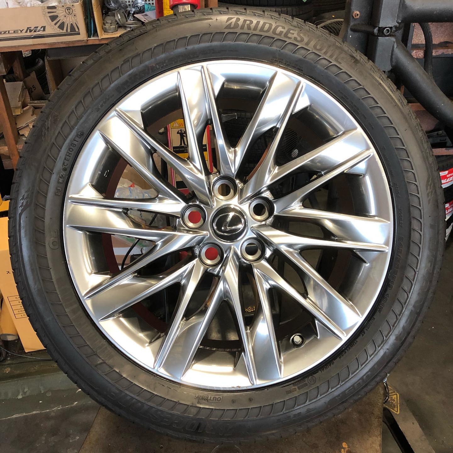 19インチ 8J 245/50R19 ホイール装着例 - CARSERVICE GRAVITY