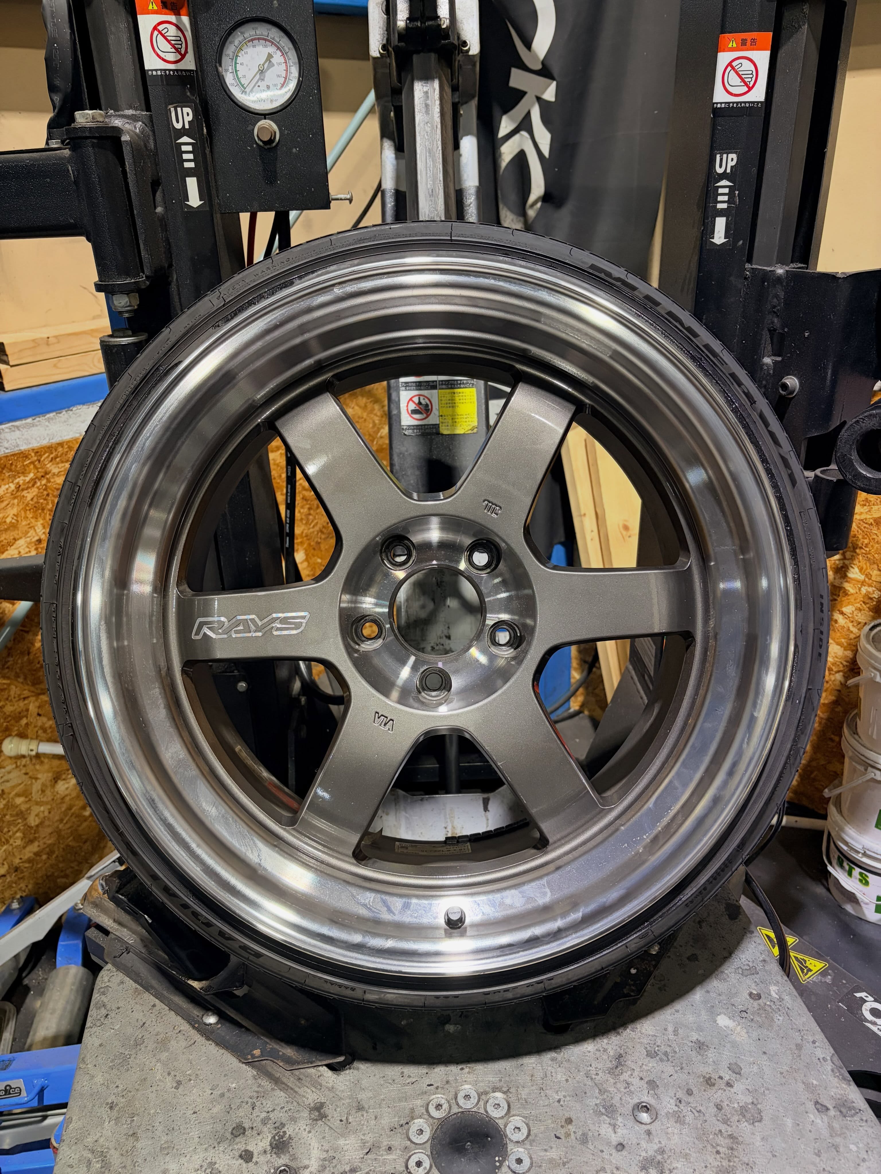 18インチ 9.5J 215/35R18 ホイール装着例 - CARSERVICE GRAVITY