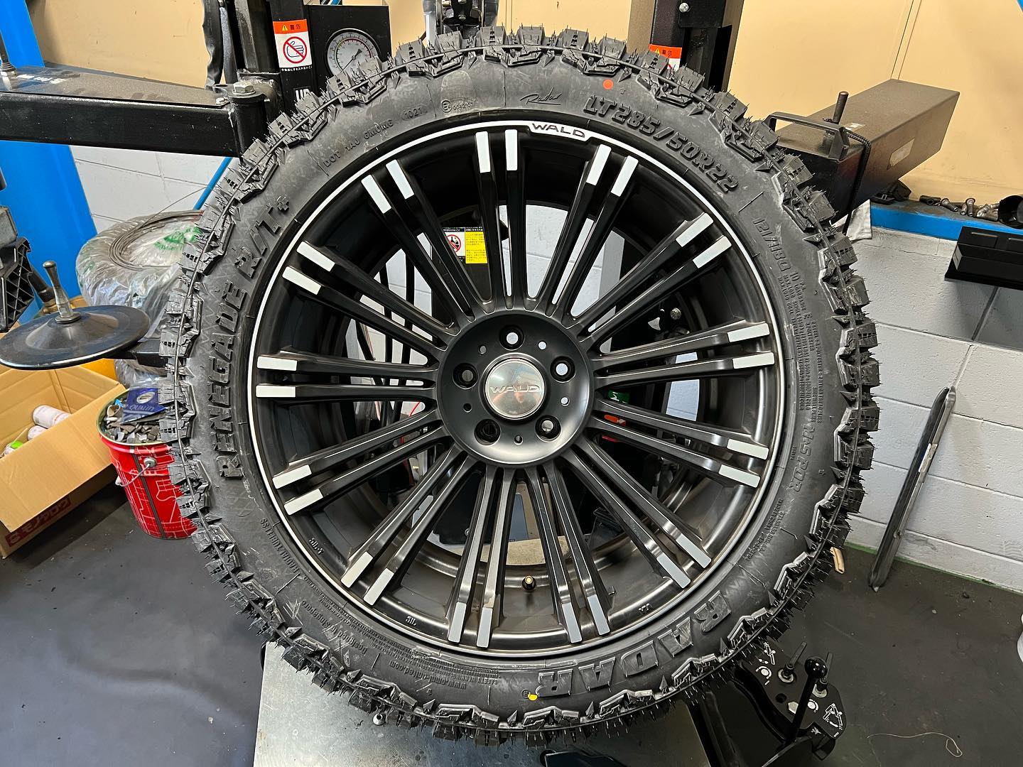 22インチ 10.5J 285/50R22 ホイール装着例 - CARSERVICE GRAVITY