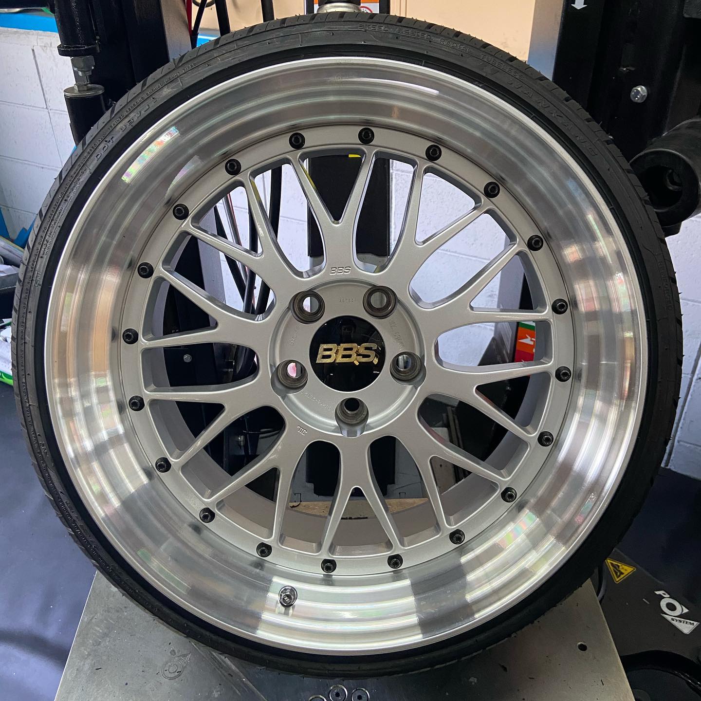 18インチ 10J 225/35R18 ホイール装着例 - CARSERVICE GRAVITY
