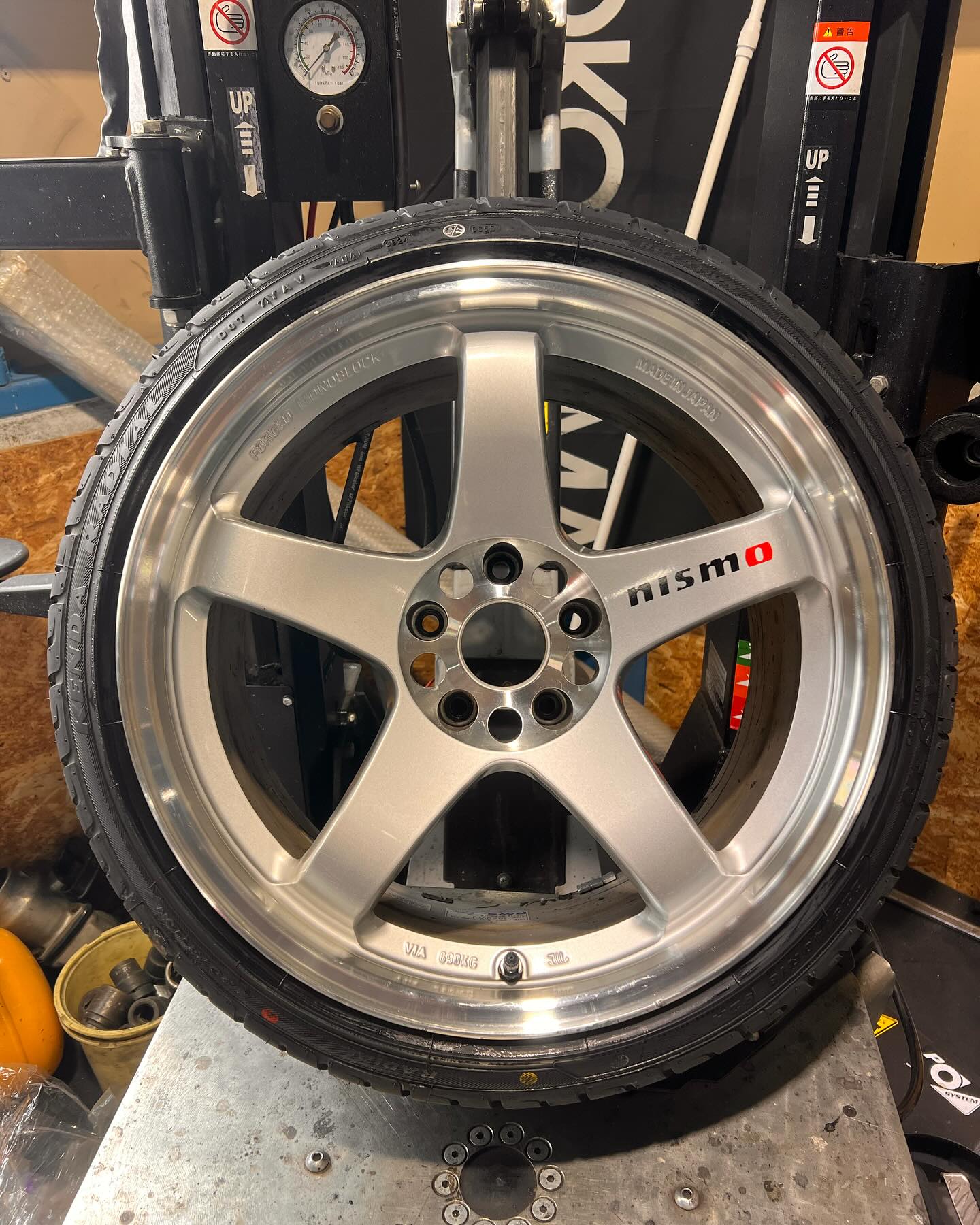 18インチ 9.5J 225/40R18 ホイール装着例 - CARSERVICE GRAVITY