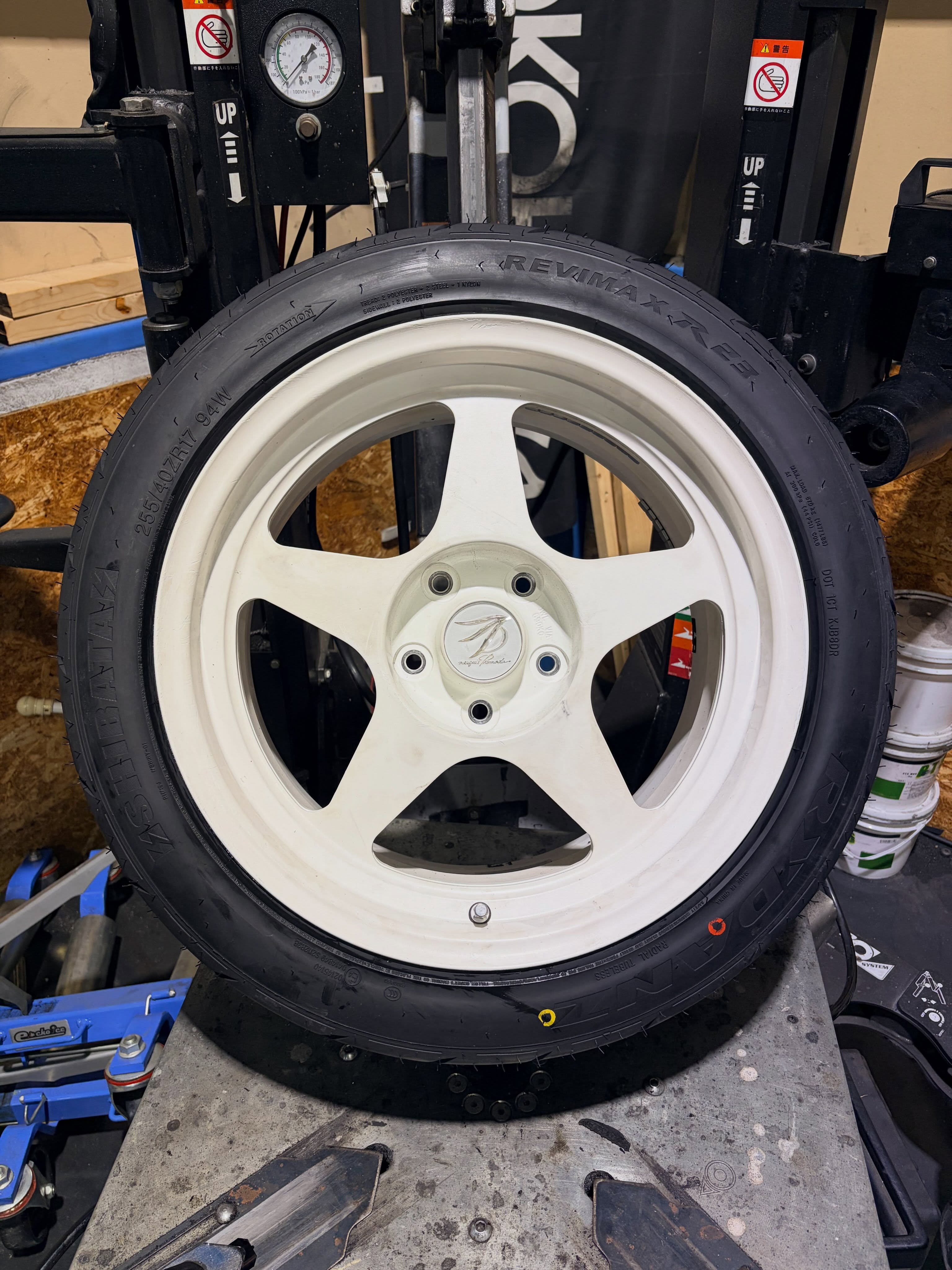 17インチ 9J 255/40R17 ホイール装着例 - CARSERVICE GRAVITY