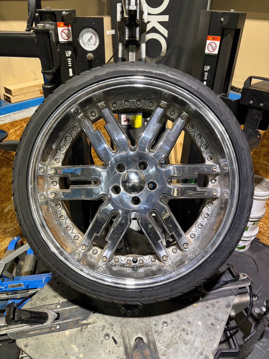 22インチ 9.5J 265/30R22 ホイール装着例 - CARSERVICE GRAVITY